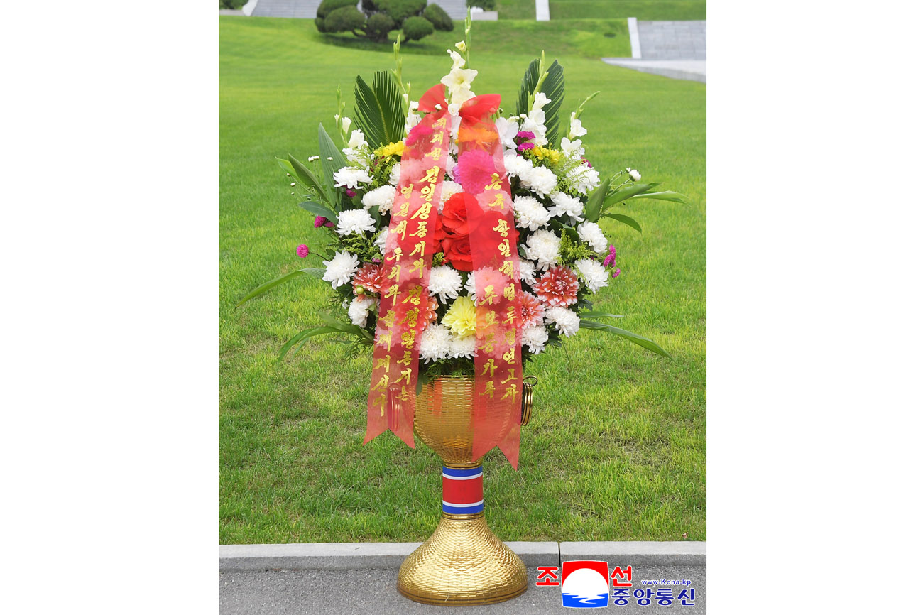 Colocados cestos florales en colina Mansu enviados por extranjeros y compatriotas en ultramar