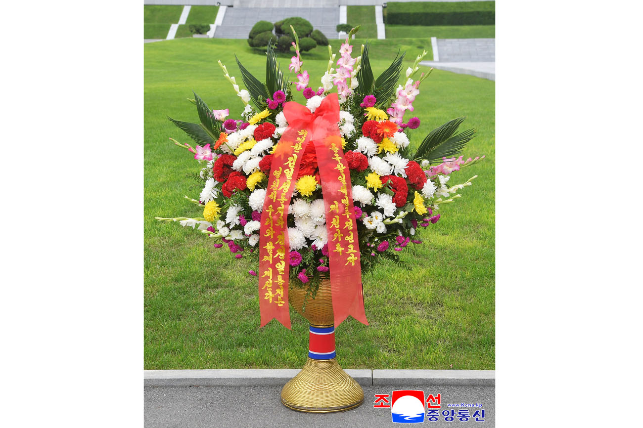 Colocados cestos florales en colina Mansu enviados por extranjeros y compatriotas en ultramar