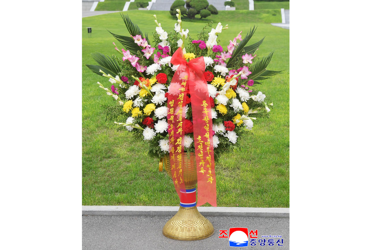 Colocados cestos florales en colina Mansu enviados por extranjeros y compatriotas en ultramar