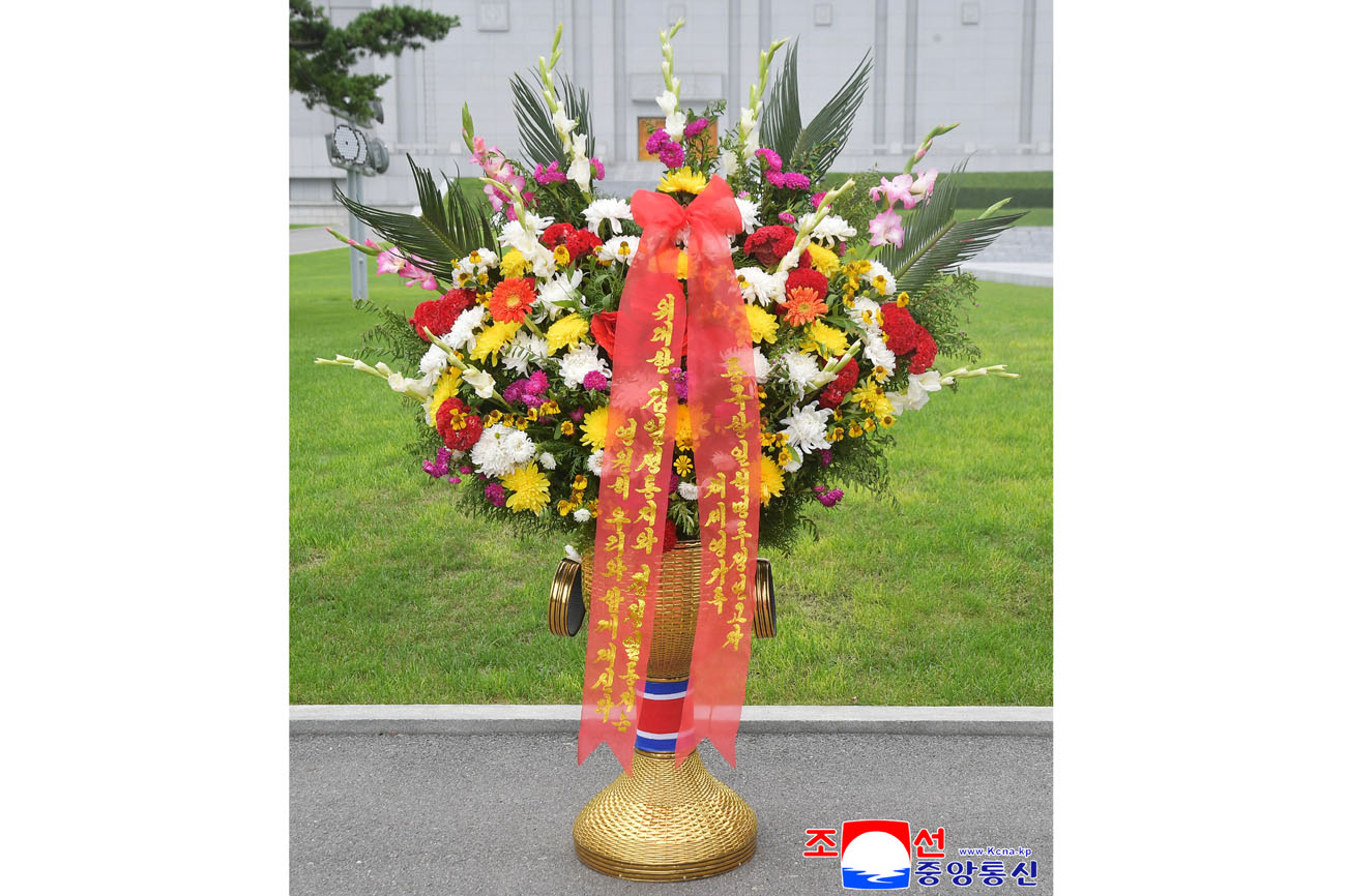 Colocados cestos florales en colina Mansu enviados por extranjeros y compatriotas en ultramar