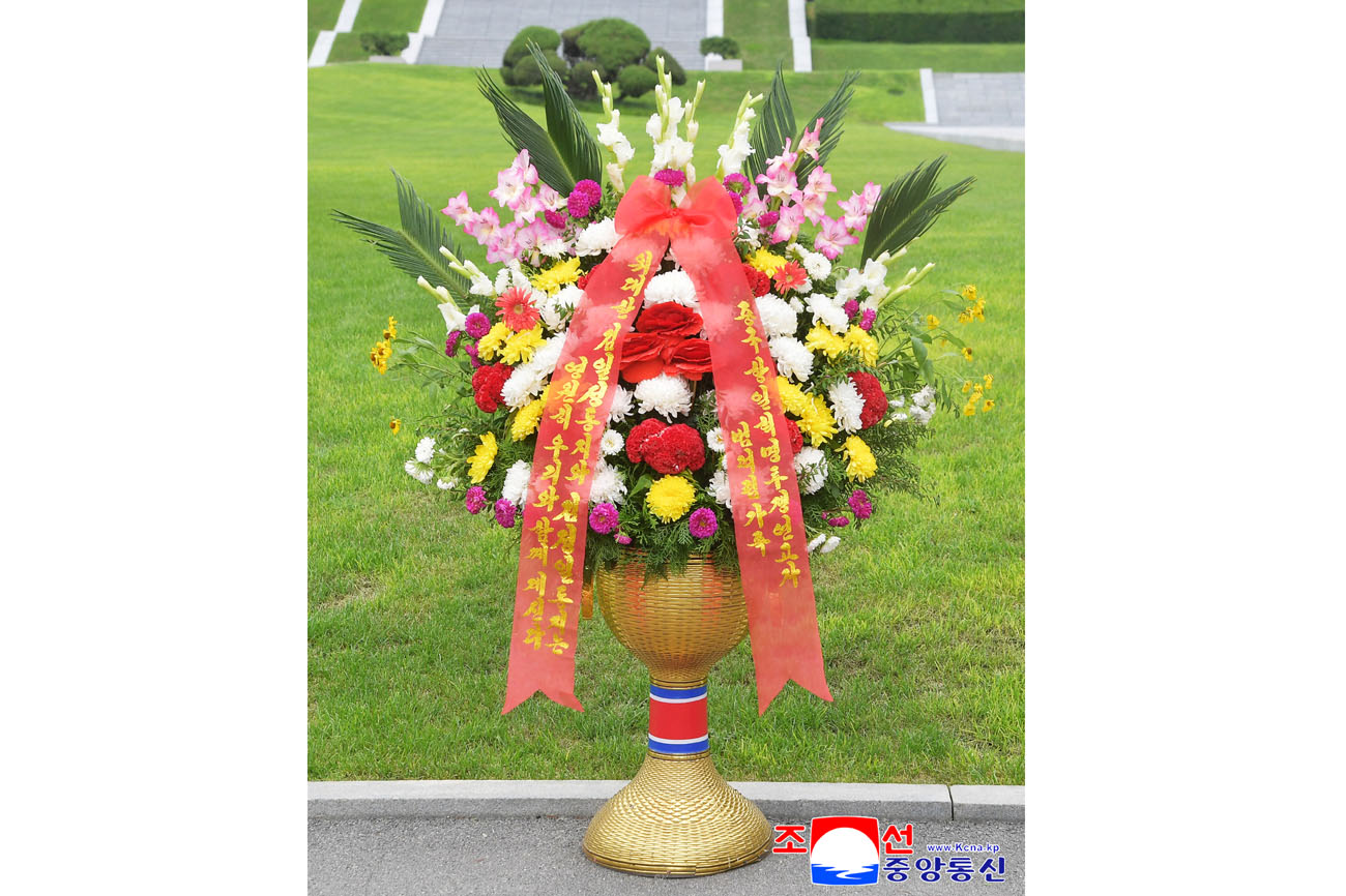 Colocados cestos florales en colina Mansu enviados por extranjeros y compatriotas en ultramar