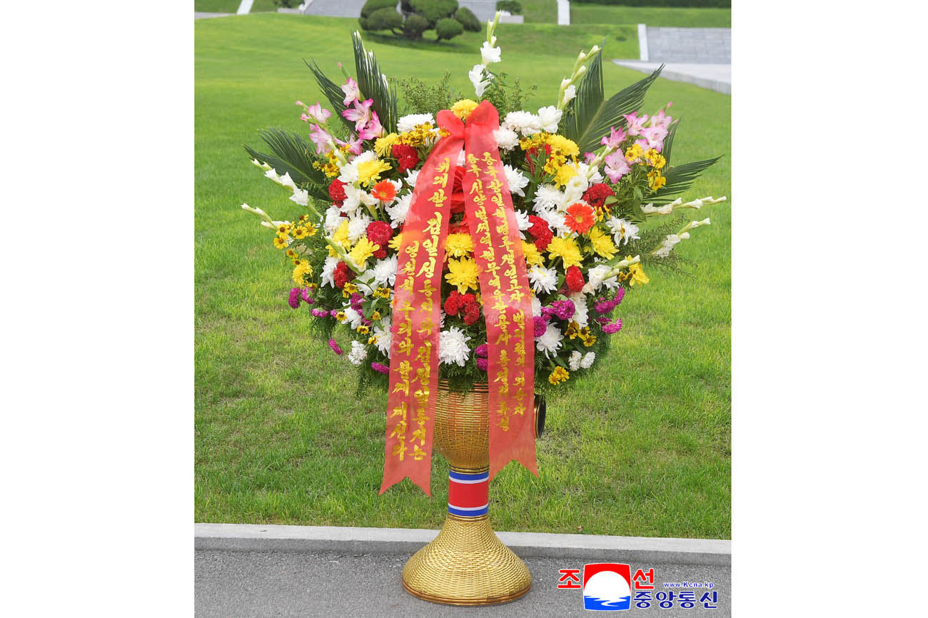 Colocados cestos florales en colina Mansu enviados por extranjeros y compatriotas en ultramar