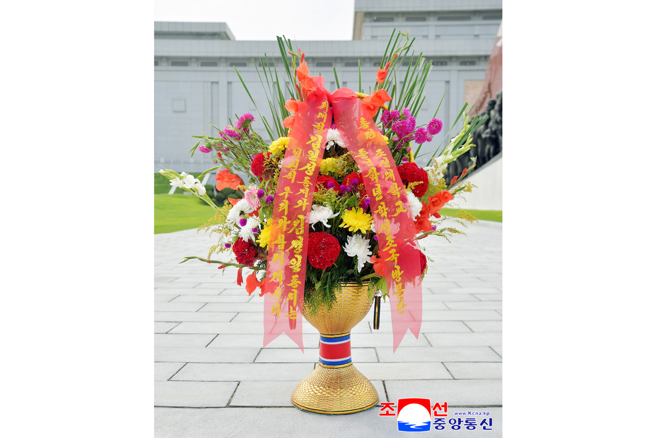 Colocados cestos florales en colina Mansu enviados por extranjeros y compatriotas en ultramar