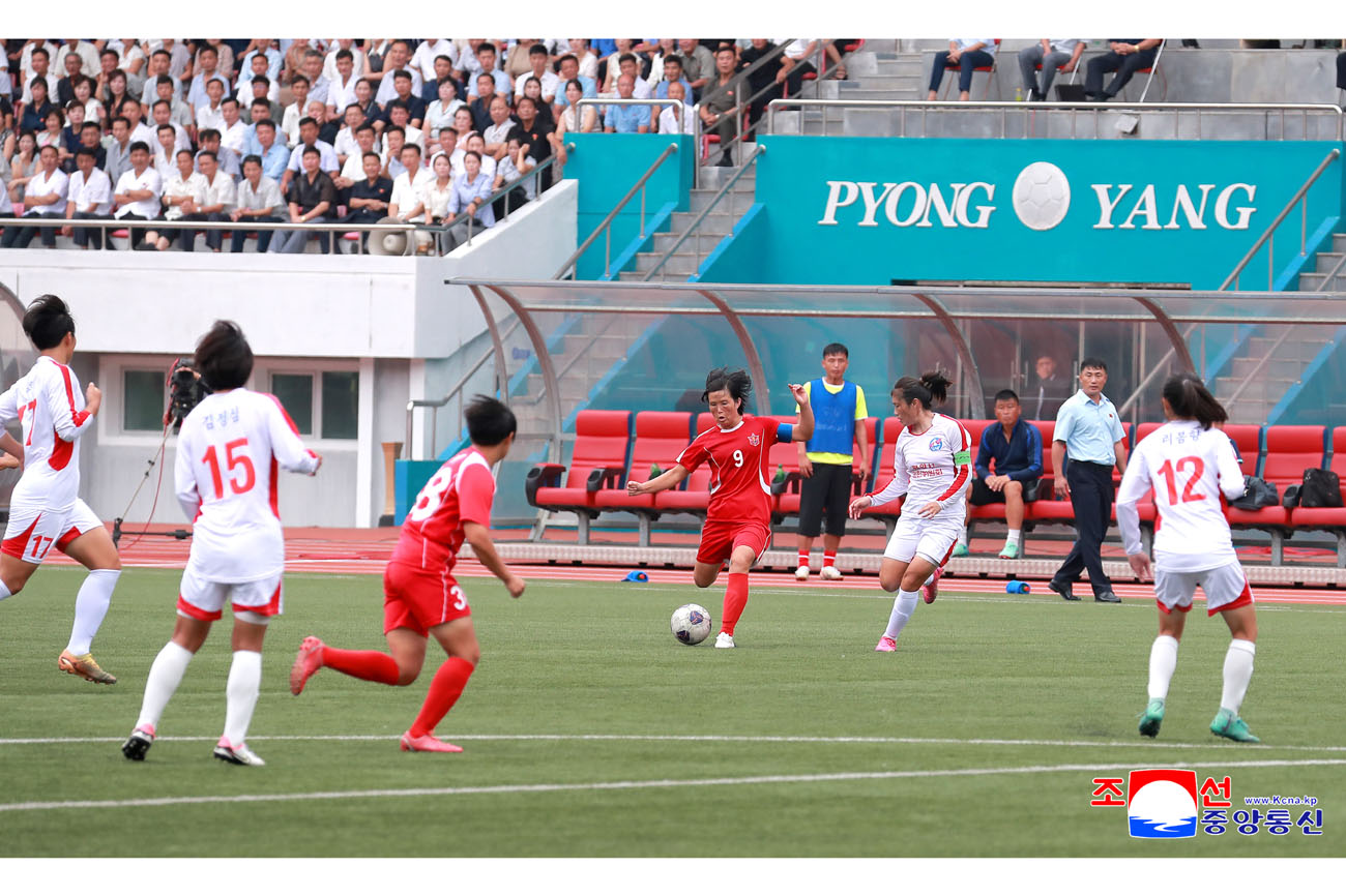 Fútbol femenino entre equipos 25 de Abril y Pyongyang