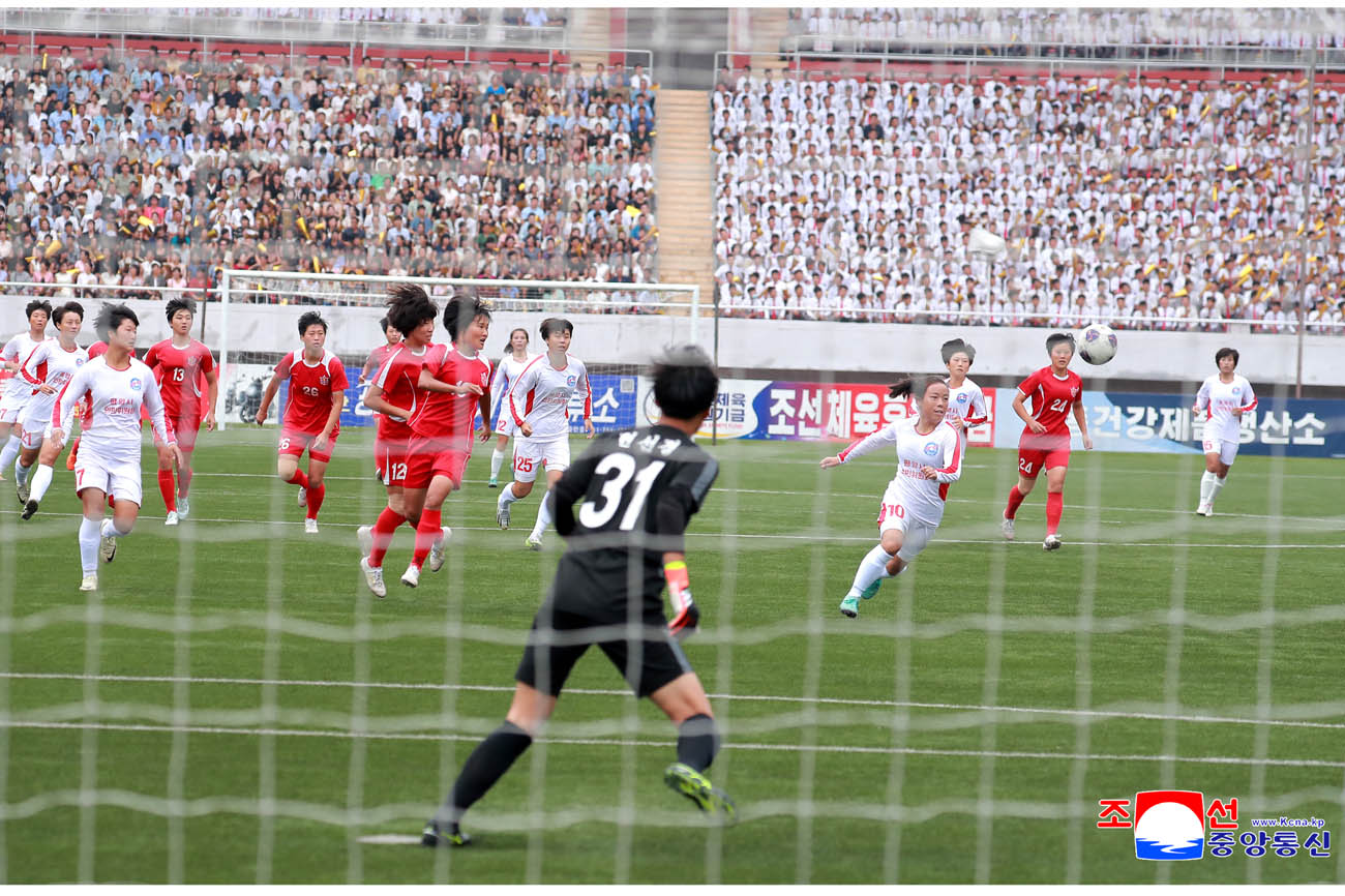 Fútbol femenino entre equipos 25 de Abril y Pyongyang