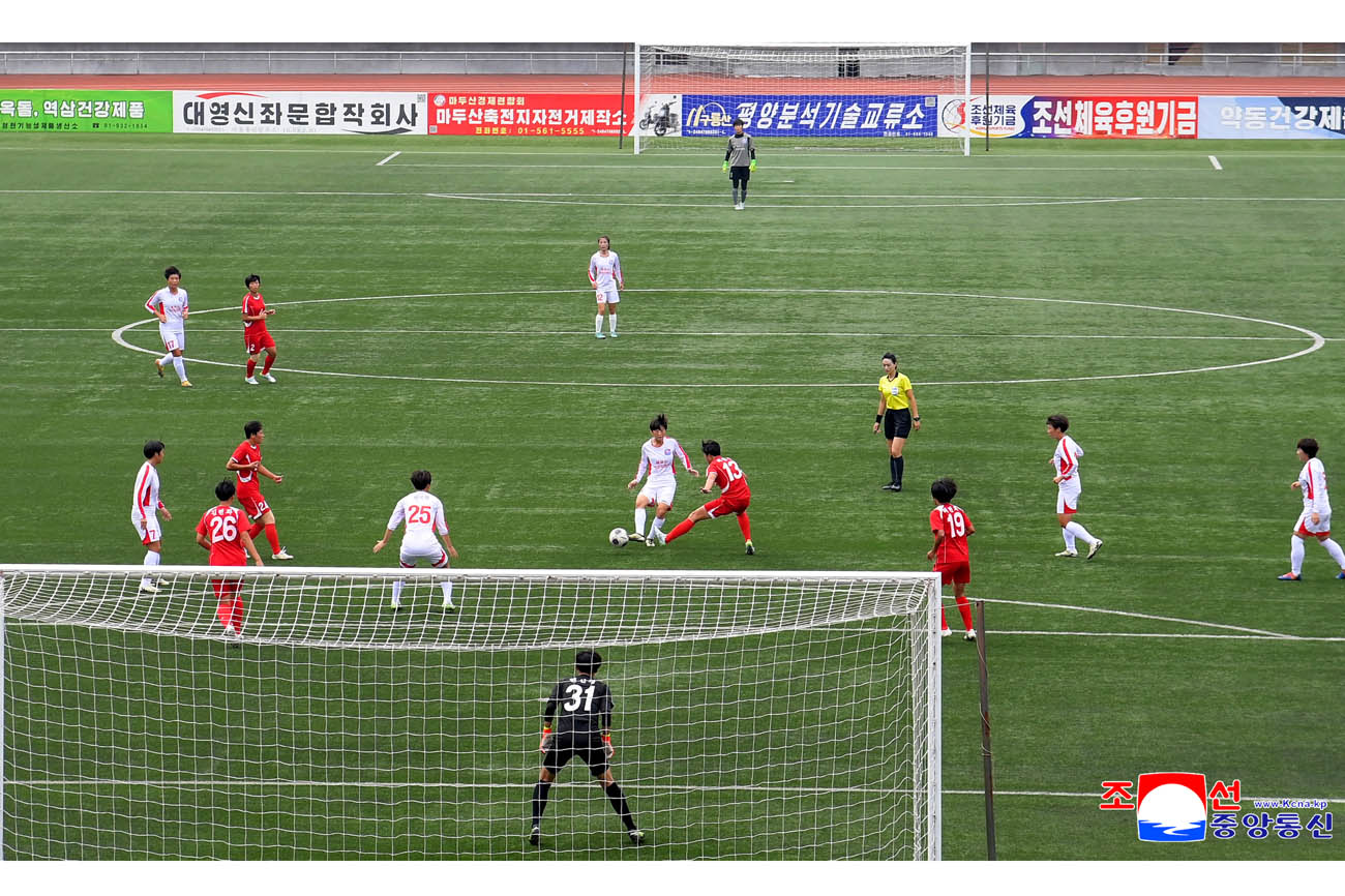 Fútbol femenino entre equipos 25 de Abril y Pyongyang