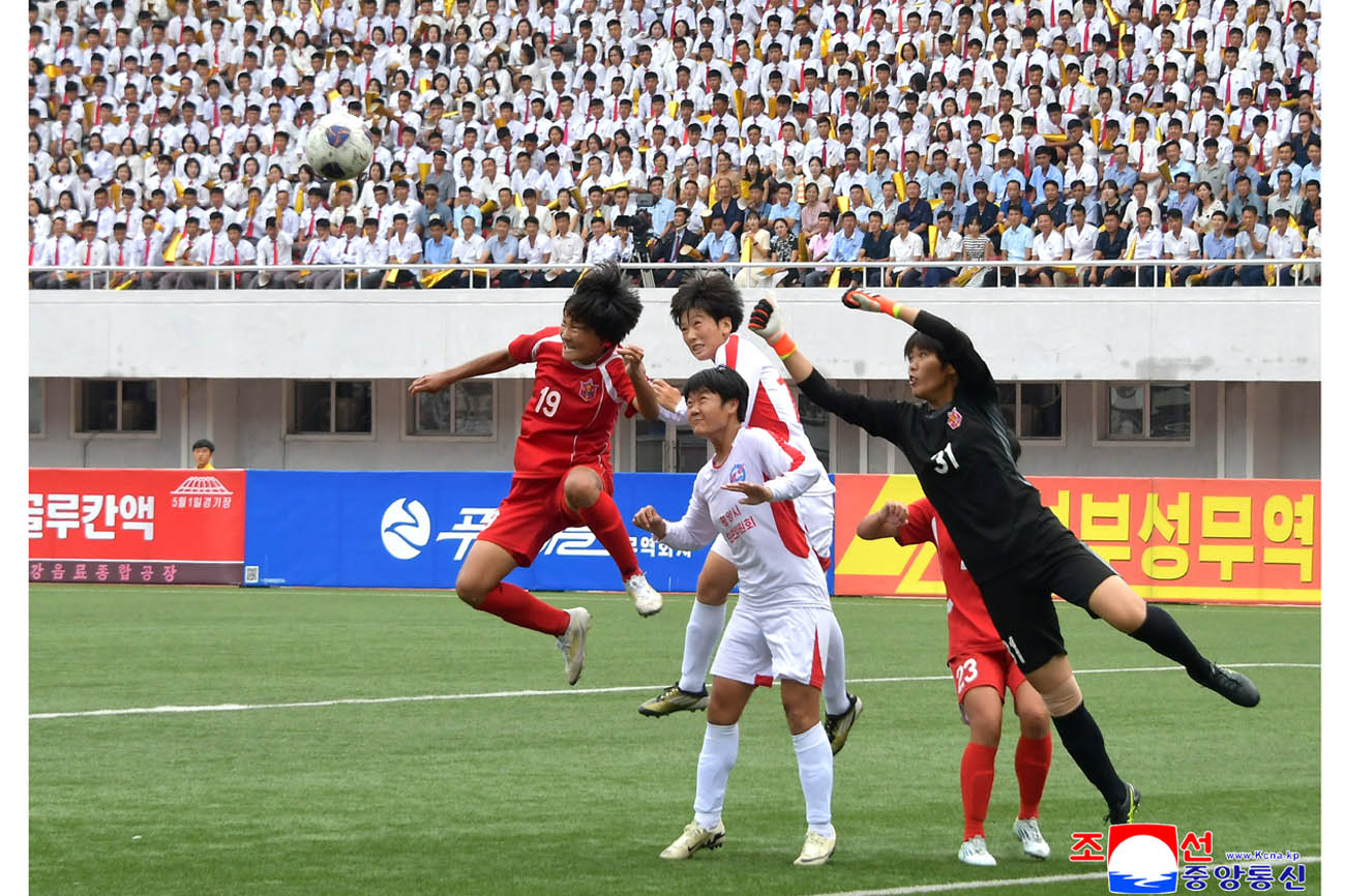 Fútbol femenino entre equipos 25 de Abril y Pyongyang