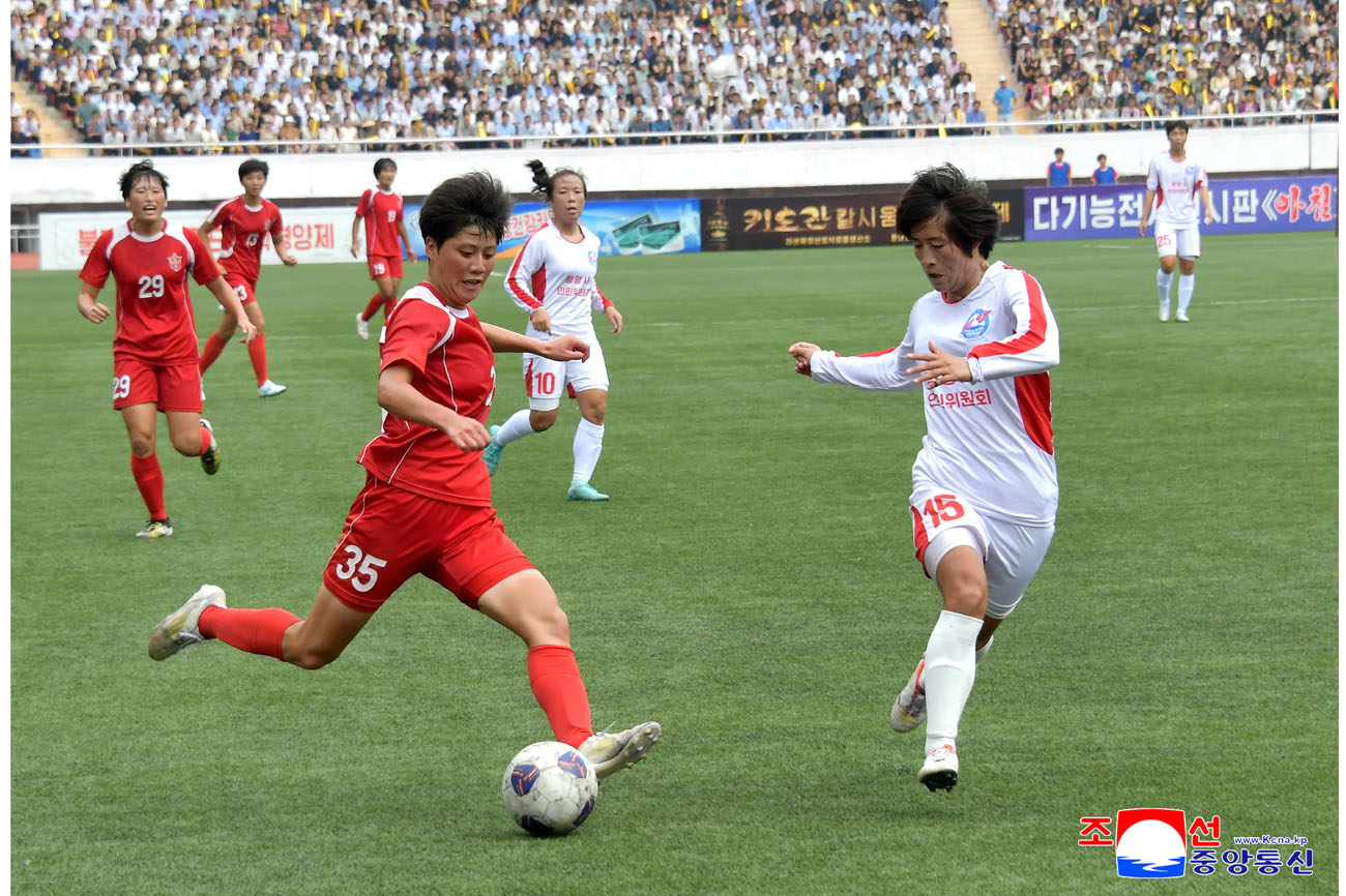 Fútbol femenino entre equipos 25 de Abril y Pyongyang