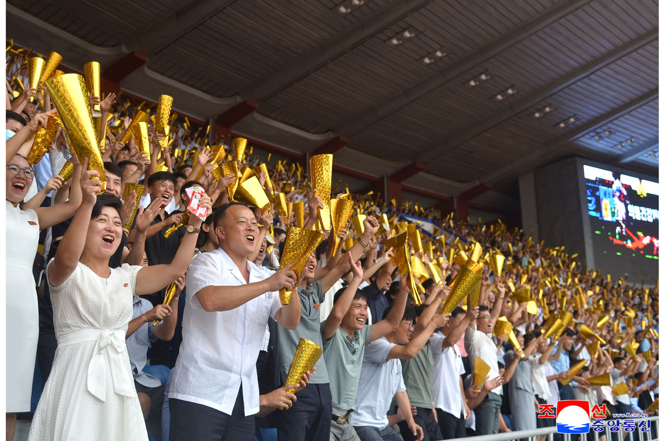 Fútbol femenino entre equipos 25 de Abril y Pyongyang