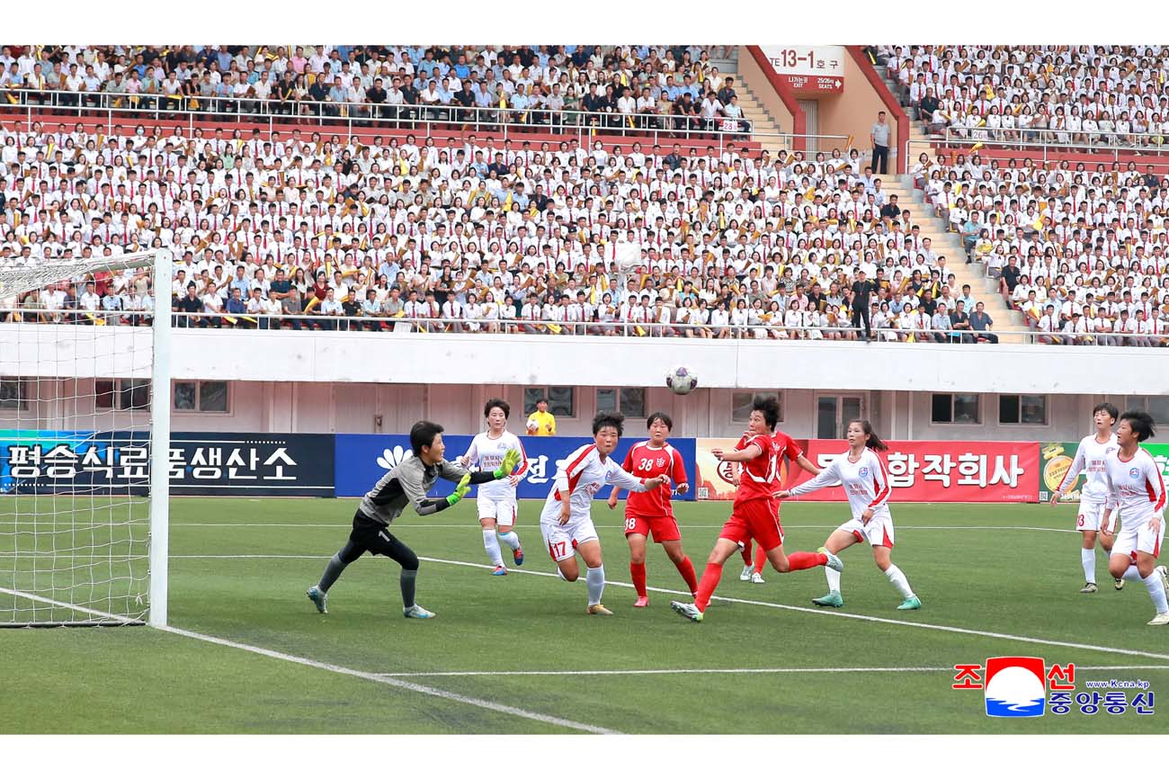 Fútbol femenino entre equipos 25 de Abril y Pyongyang