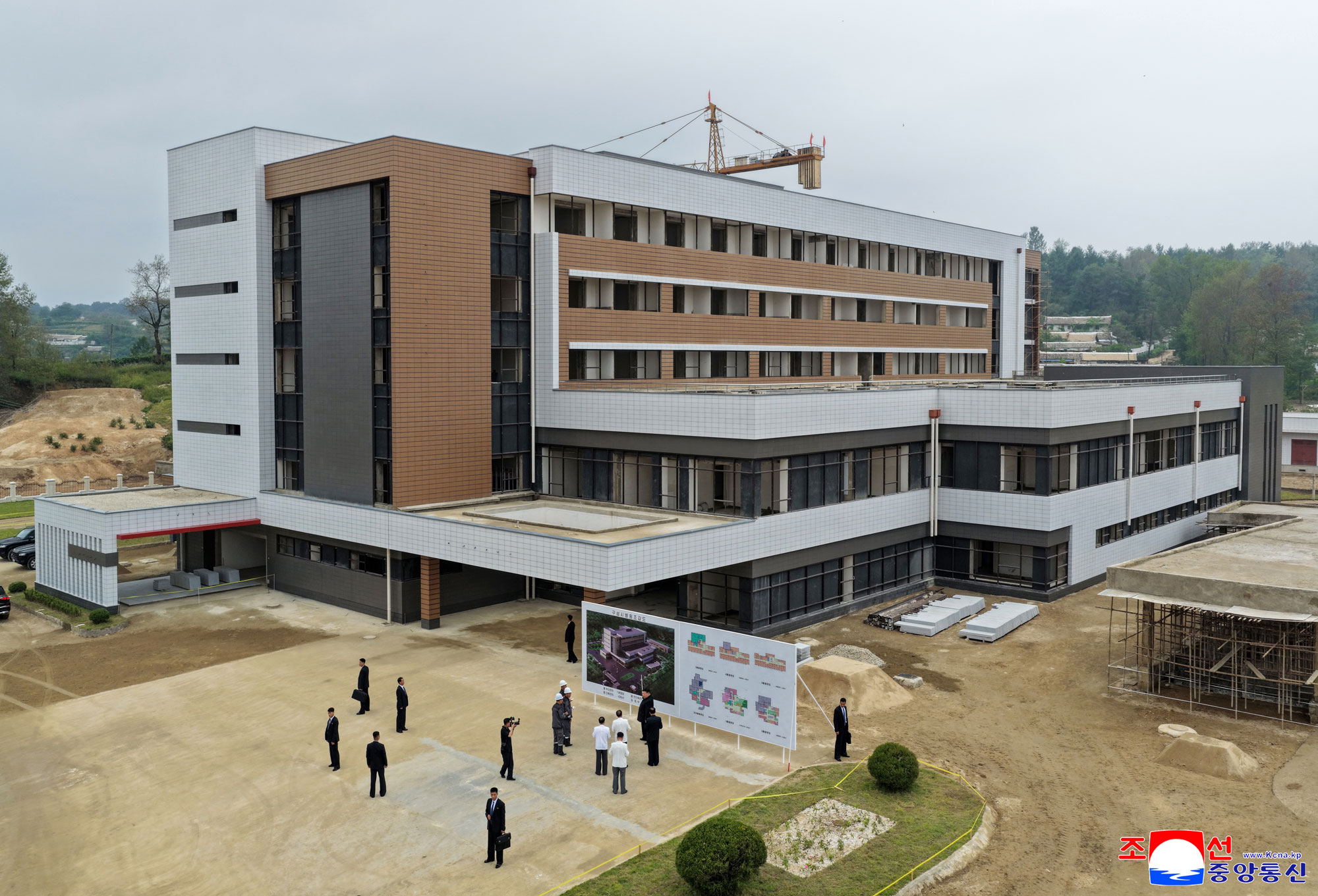 경애하는 김정은동지께서 구성시병원건설장을 현지지도하시였다