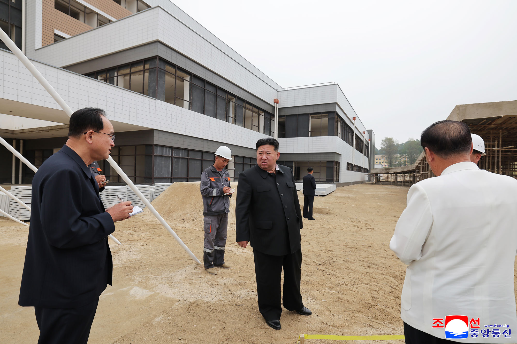경애하는 김정은동지께서 구성시병원건설장을 현지지도하시였다
