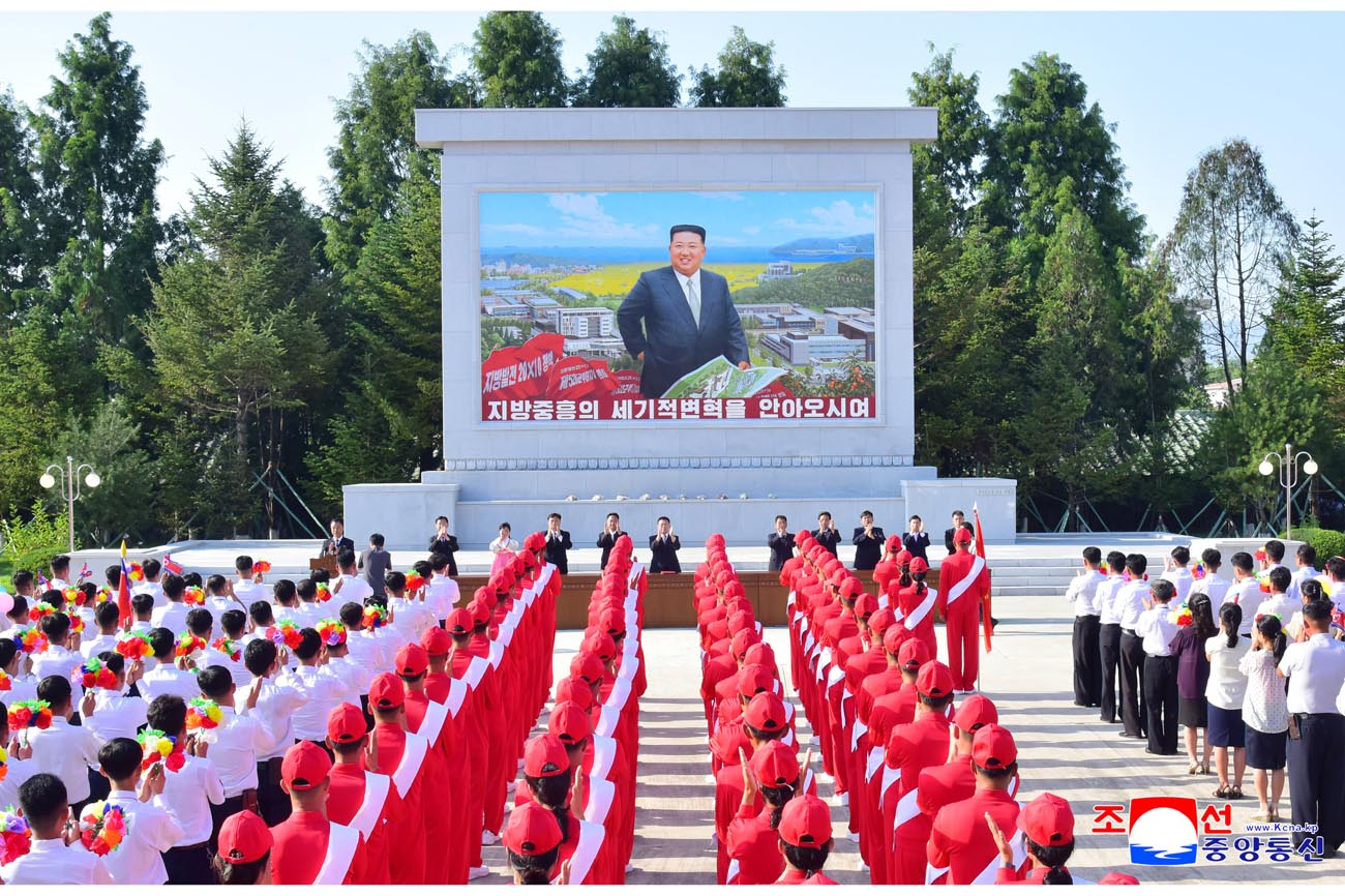 경애하는 김정은동지께 삼가 올리는 충성의 편지를 채택하는 각 도군중대회 진행, 편지이어달리기대렬들 평양을 향해 출발