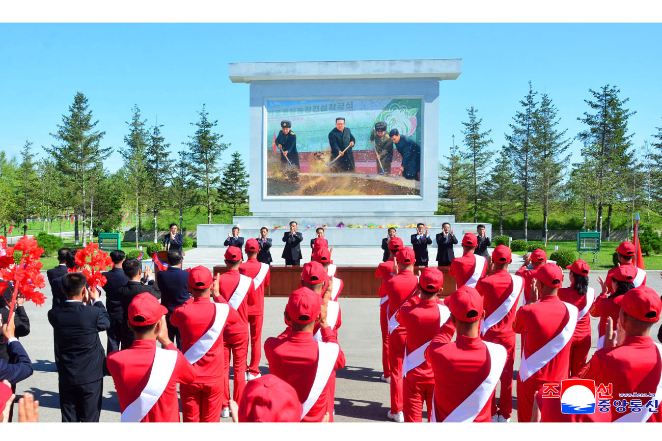 경애하는 김정은동지께 삼가 올리는 충성의 편지를 채택하는 각 도군중대회 진행, 편지이어달리기대렬들 평양을 향해 출발
