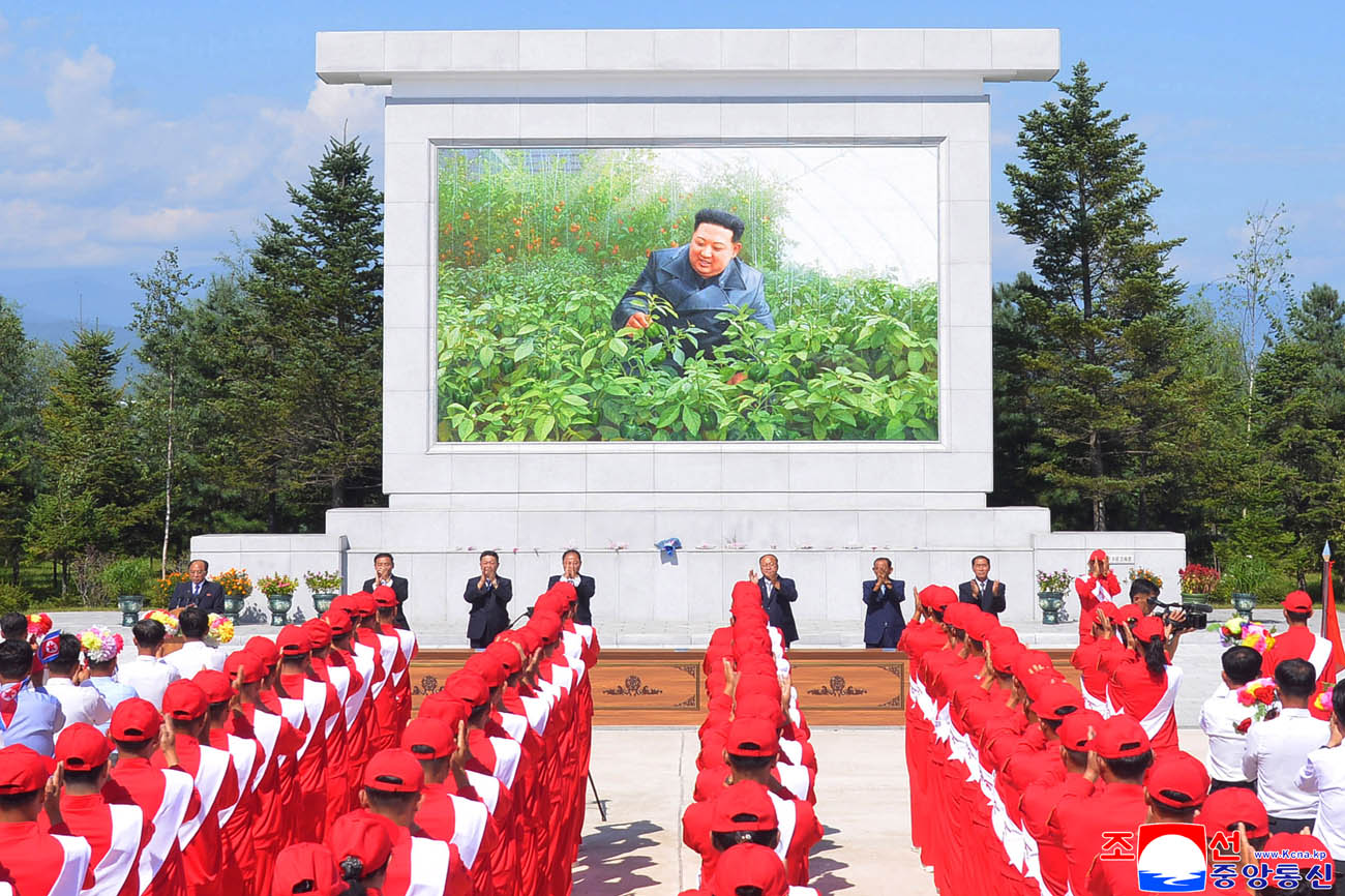 경애하는 김정은동지께 삼가 올리는 충성의 편지를 채택하는 각 도군중대회 진행, 편지이어달리기대렬들 평양을 향해 출발