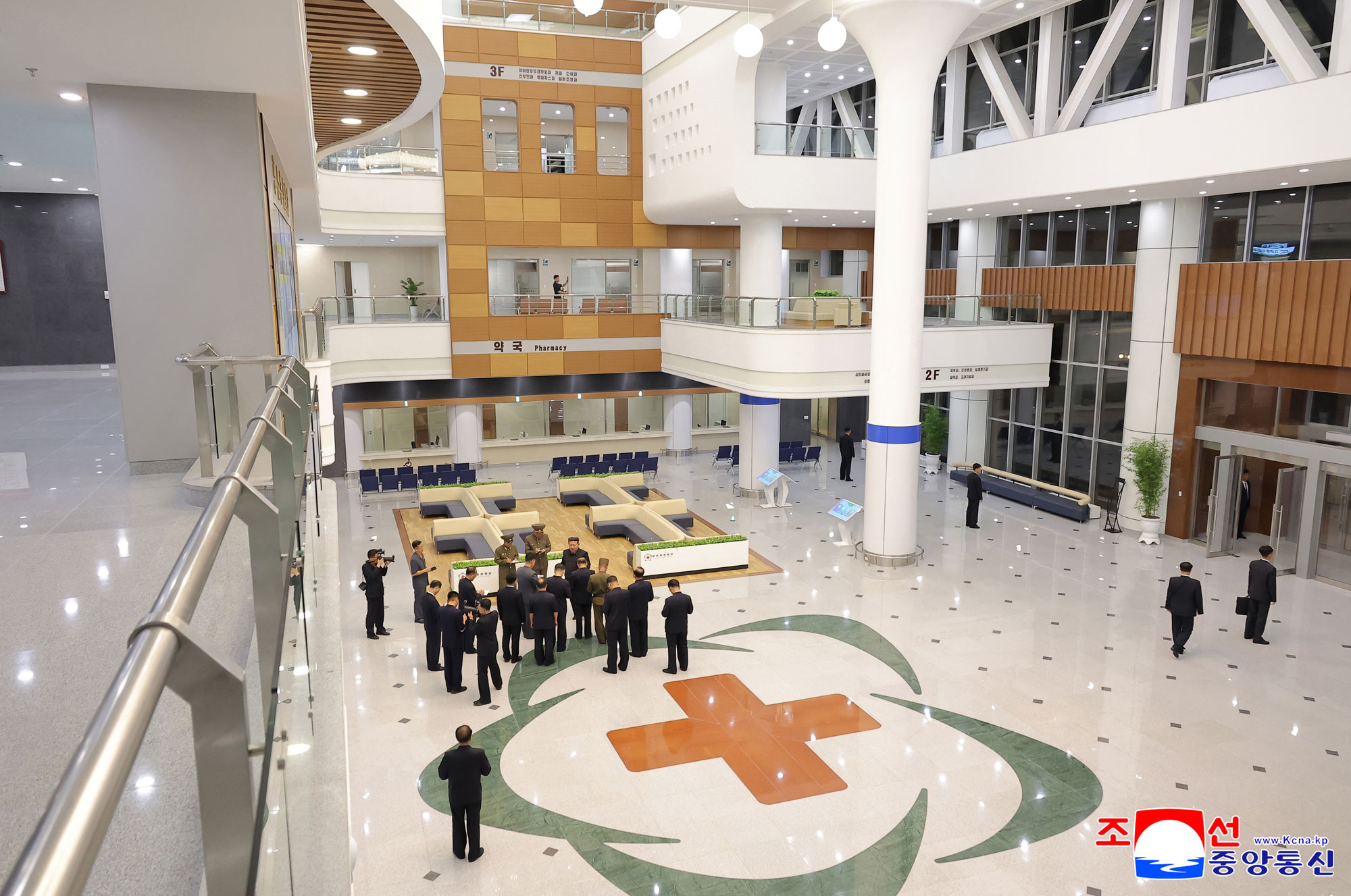 Der verehrte Genosse Kim Jong Un besichtigte das vor der Einweihung stehende Pyongyanger Krankenhaus
