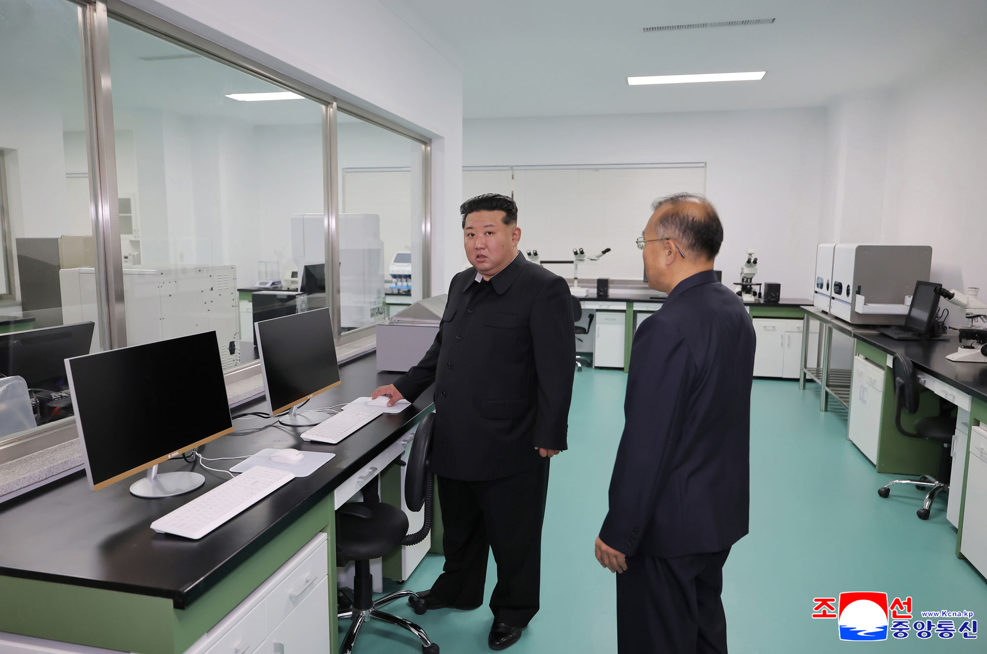 Der verehrte Genosse Kim Jong Un besichtigte das vor der Einweihung stehende Pyongyanger Krankenhaus