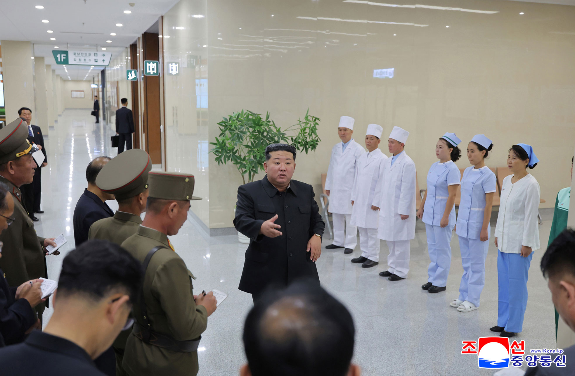 Der verehrte Genosse Kim Jong Un besichtigte das vor der Einweihung stehende Pyongyanger Krankenhaus