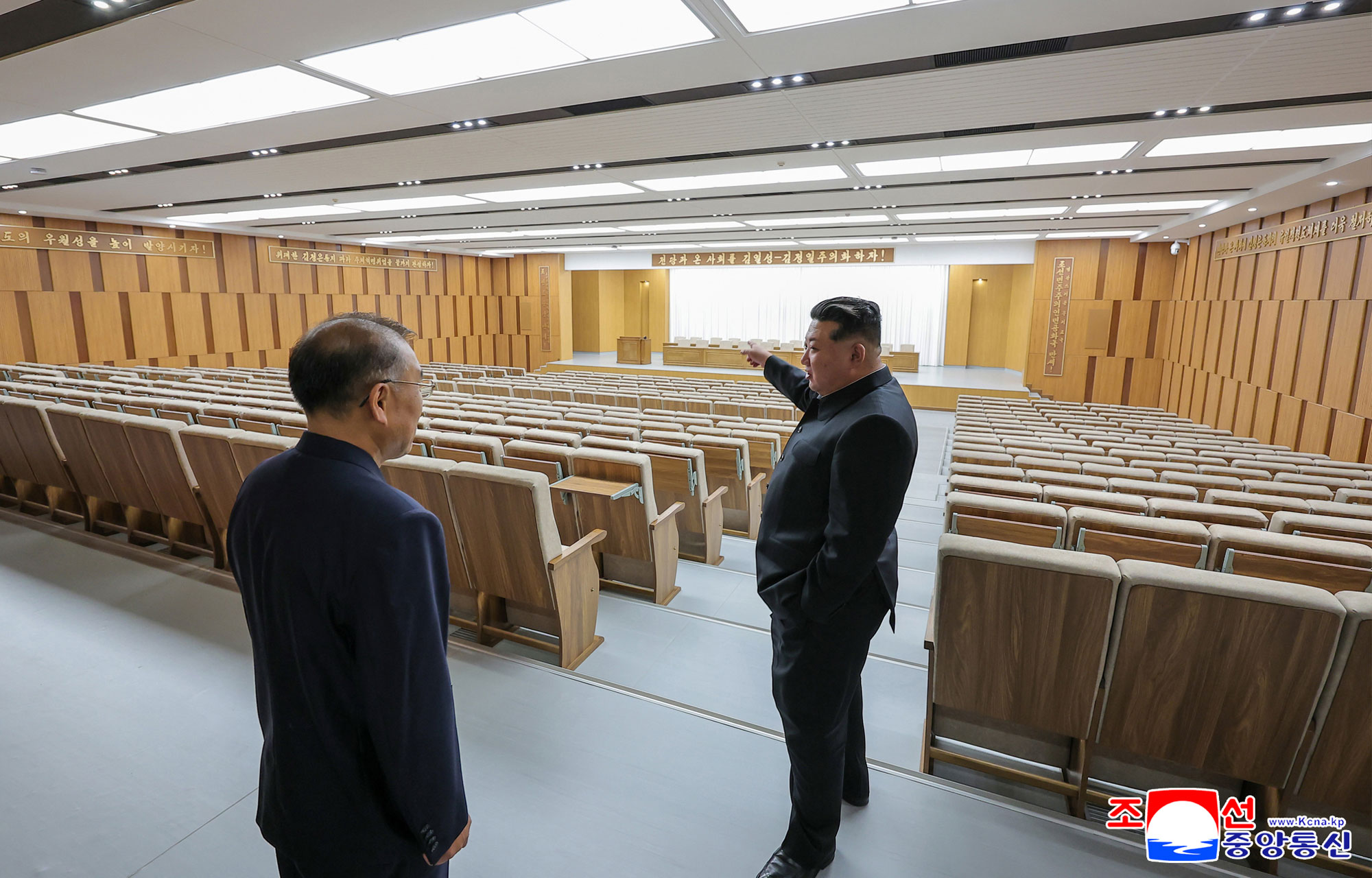 Der verehrte Genosse Kim Jong Un besichtigte das vor der Einweihung stehende Pyongyanger Krankenhaus