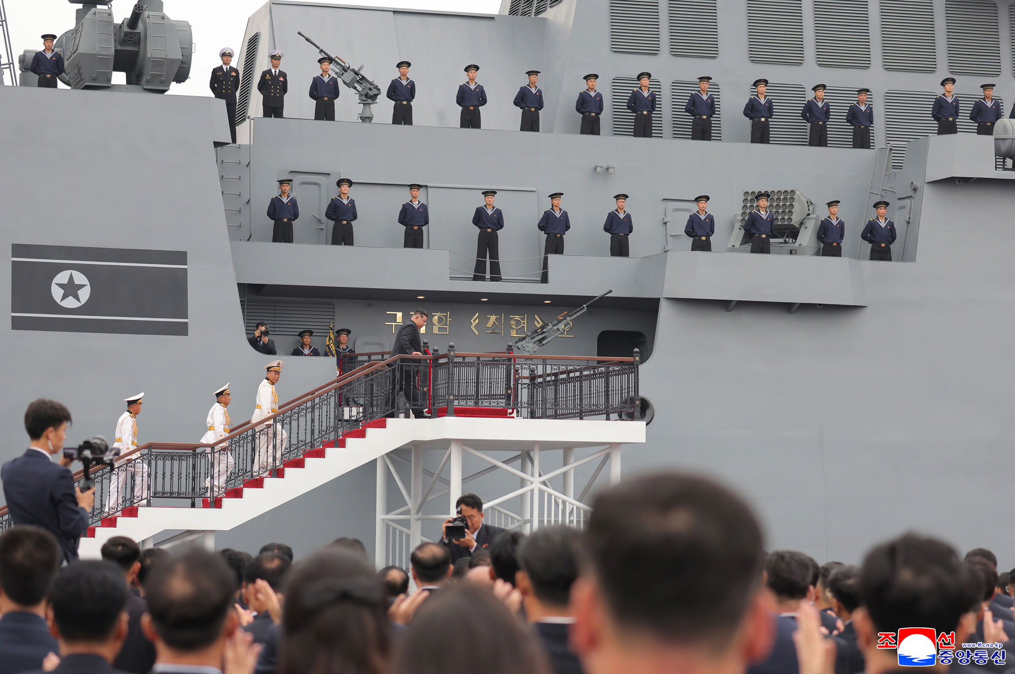 Der verehrte Genosse Kim Jong Un besichtigte nach dem Besichtigungsplan am zweiten Tag der Ausstellung von Waffen und Equipments „Entwicklung der Landesverteidigung–2025“ zusammen mit den Teilnehmern der Eröffnungsfeier den Zerstörer „Choe Hyon“