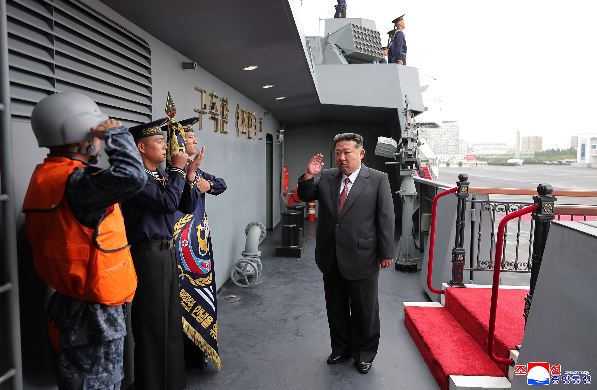 Der verehrte Genosse Kim Jong Un besichtigte nach dem Besichtigungsplan am zweiten Tag der Ausstellung von Waffen und Equipments „Entwicklung der Landesverteidigung–2025“ zusammen mit den Teilnehmern der Eröffnungsfeier den Zerstörer „Choe Hyon“