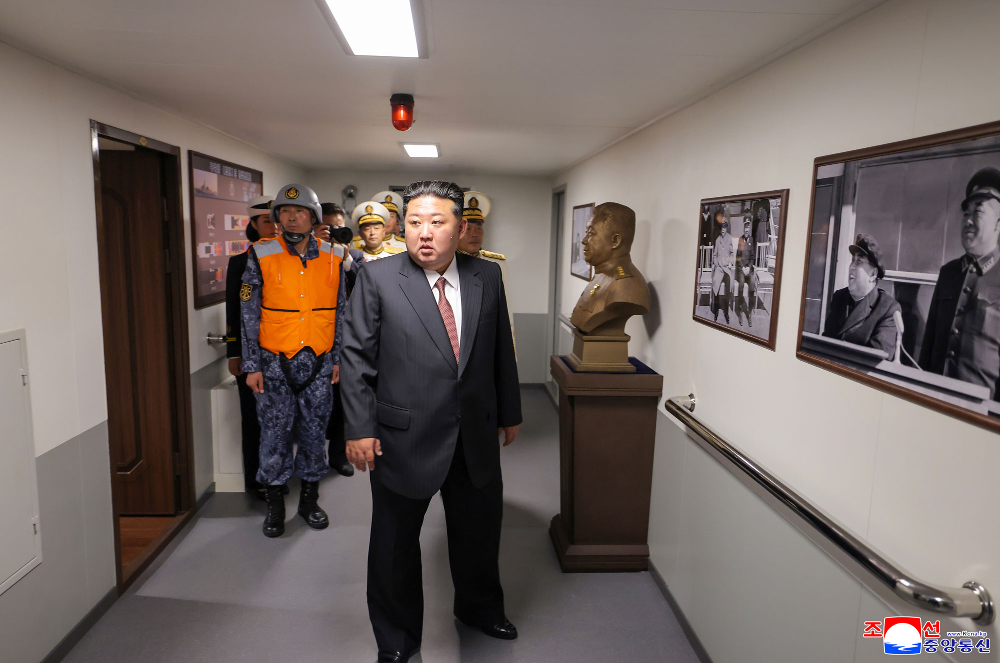 Der verehrte Genosse Kim Jong Un besichtigte nach dem Besichtigungsplan am zweiten Tag der Ausstellung von Waffen und Equipments „Entwicklung der Landesverteidigung–2025“ zusammen mit den Teilnehmern der Eröffnungsfeier den Zerstörer „Choe Hyon“