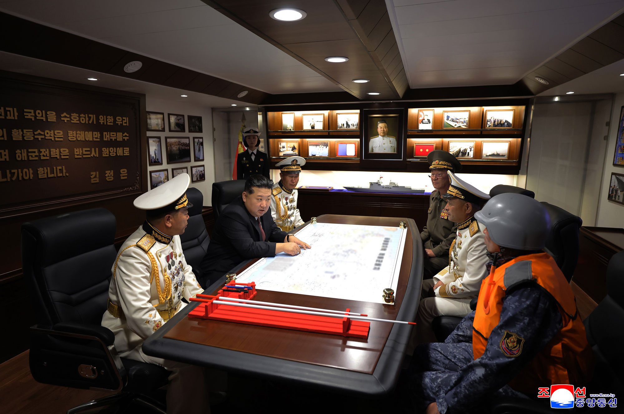 Der verehrte Genosse Kim Jong Un besichtigte nach dem Besichtigungsplan am zweiten Tag der Ausstellung von Waffen und Equipments „Entwicklung der Landesverteidigung–2025“ zusammen mit den Teilnehmern der Eröffnungsfeier den Zerstörer „Choe Hyon“