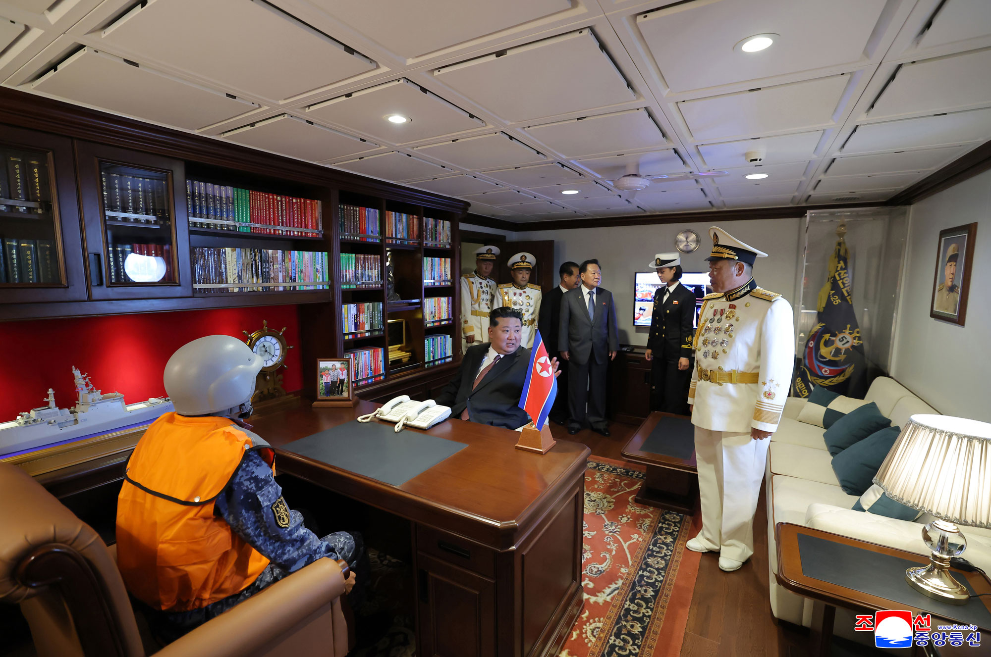 Der verehrte Genosse Kim Jong Un besichtigte nach dem Besichtigungsplan am zweiten Tag der Ausstellung von Waffen und Equipments „Entwicklung der Landesverteidigung–2025“ zusammen mit den Teilnehmern der Eröffnungsfeier den Zerstörer „Choe Hyon“