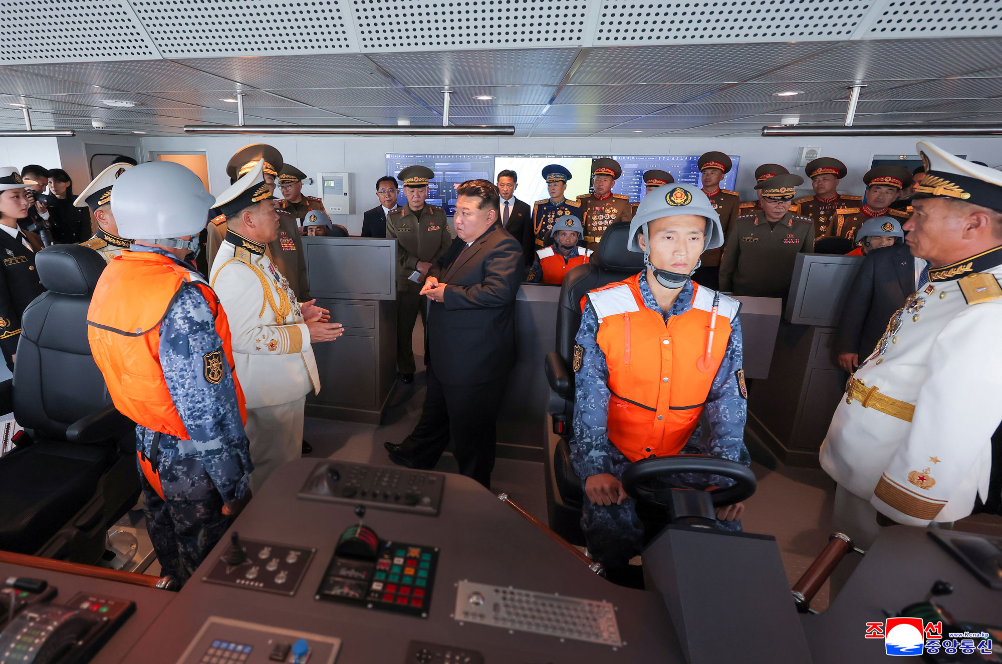 Der verehrte Genosse Kim Jong Un besichtigte nach dem Besichtigungsplan am zweiten Tag der Ausstellung von Waffen und Equipments „Entwicklung der Landesverteidigung–2025“ zusammen mit den Teilnehmern der Eröffnungsfeier den Zerstörer „Choe Hyon“