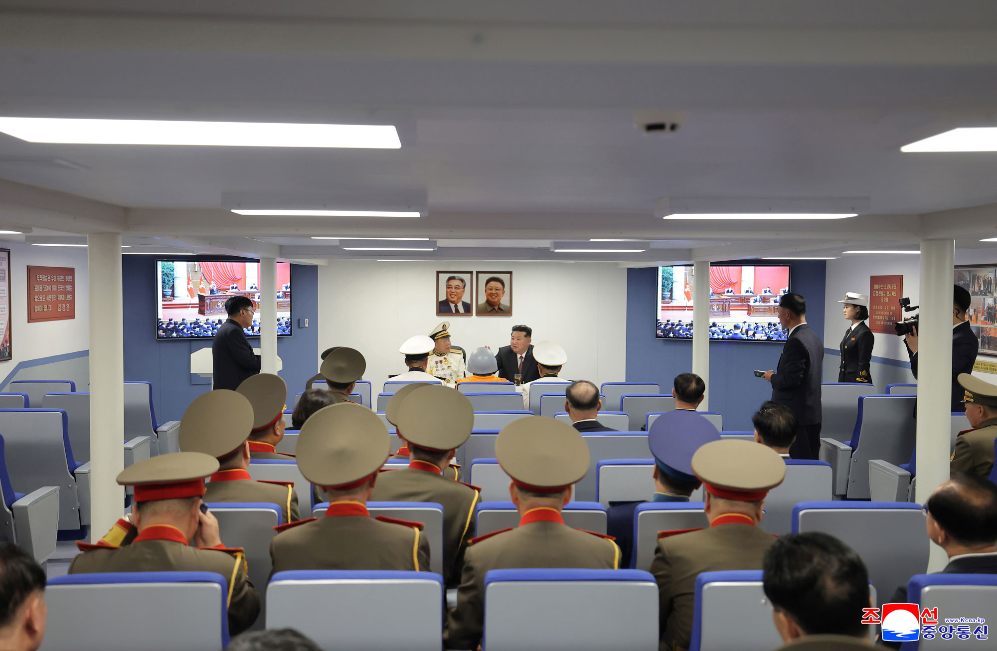 Der verehrte Genosse Kim Jong Un besichtigte nach dem Besichtigungsplan am zweiten Tag der Ausstellung von Waffen und Equipments „Entwicklung der Landesverteidigung–2025“ zusammen mit den Teilnehmern der Eröffnungsfeier den Zerstörer „Choe Hyon“