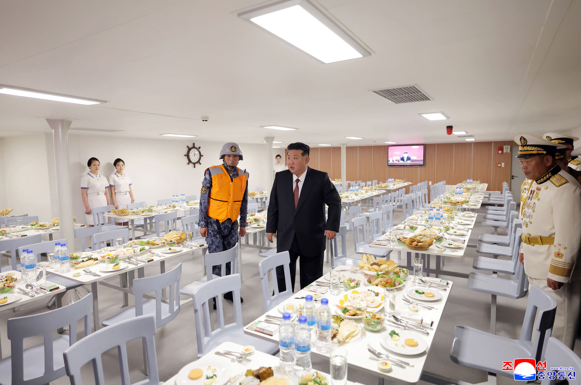 Der verehrte Genosse Kim Jong Un besichtigte nach dem Besichtigungsplan am zweiten Tag der Ausstellung von Waffen und Equipments „Entwicklung der Landesverteidigung–2025“ zusammen mit den Teilnehmern der Eröffnungsfeier den Zerstörer „Choe Hyon“