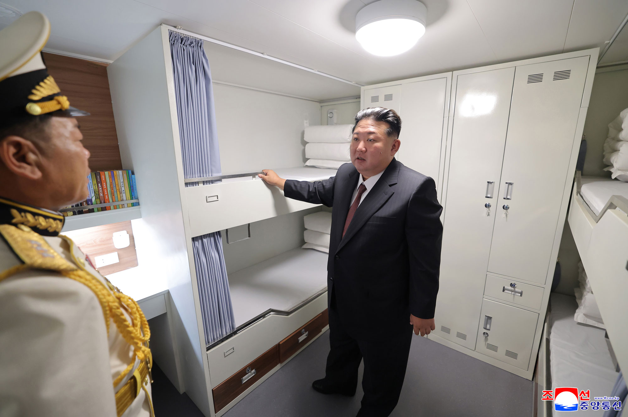 Der verehrte Genosse Kim Jong Un besichtigte nach dem Besichtigungsplan am zweiten Tag der Ausstellung von Waffen und Equipments „Entwicklung der Landesverteidigung–2025“ zusammen mit den Teilnehmern der Eröffnungsfeier den Zerstörer „Choe Hyon“