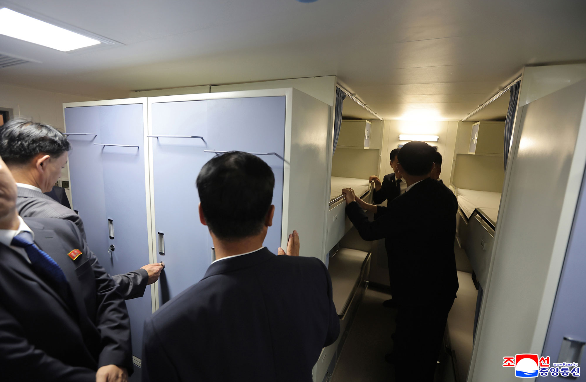 Der verehrte Genosse Kim Jong Un besichtigte nach dem Besichtigungsplan am zweiten Tag der Ausstellung von Waffen und Equipments „Entwicklung der Landesverteidigung–2025“ zusammen mit den Teilnehmern der Eröffnungsfeier den Zerstörer „Choe Hyon“