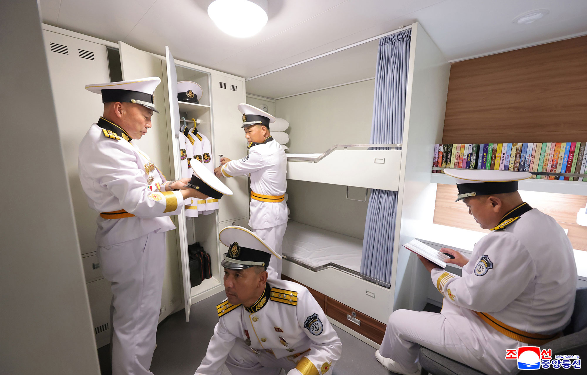 Der verehrte Genosse Kim Jong Un besichtigte nach dem Besichtigungsplan am zweiten Tag der Ausstellung von Waffen und Equipments „Entwicklung der Landesverteidigung–2025“ zusammen mit den Teilnehmern der Eröffnungsfeier den Zerstörer „Choe Hyon“