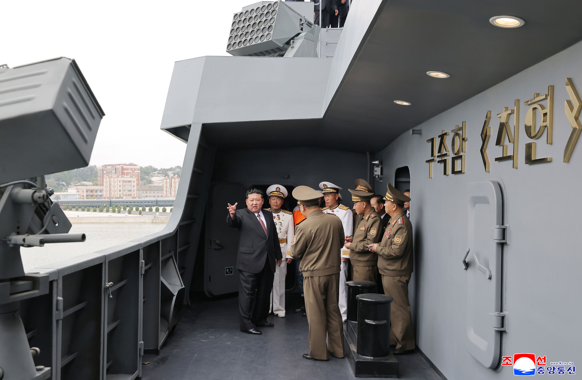 Der verehrte Genosse Kim Jong Un besichtigte nach dem Besichtigungsplan am zweiten Tag der Ausstellung von Waffen und Equipments „Entwicklung der Landesverteidigung–2025“ zusammen mit den Teilnehmern der Eröffnungsfeier den Zerstörer „Choe Hyon“