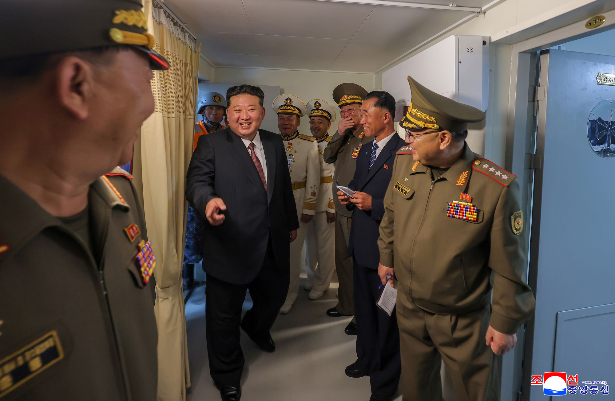 Der verehrte Genosse Kim Jong Un besichtigte nach dem Besichtigungsplan am zweiten Tag der Ausstellung von Waffen und Equipments „Entwicklung der Landesverteidigung–2025“ zusammen mit den Teilnehmern der Eröffnungsfeier den Zerstörer „Choe Hyon“
