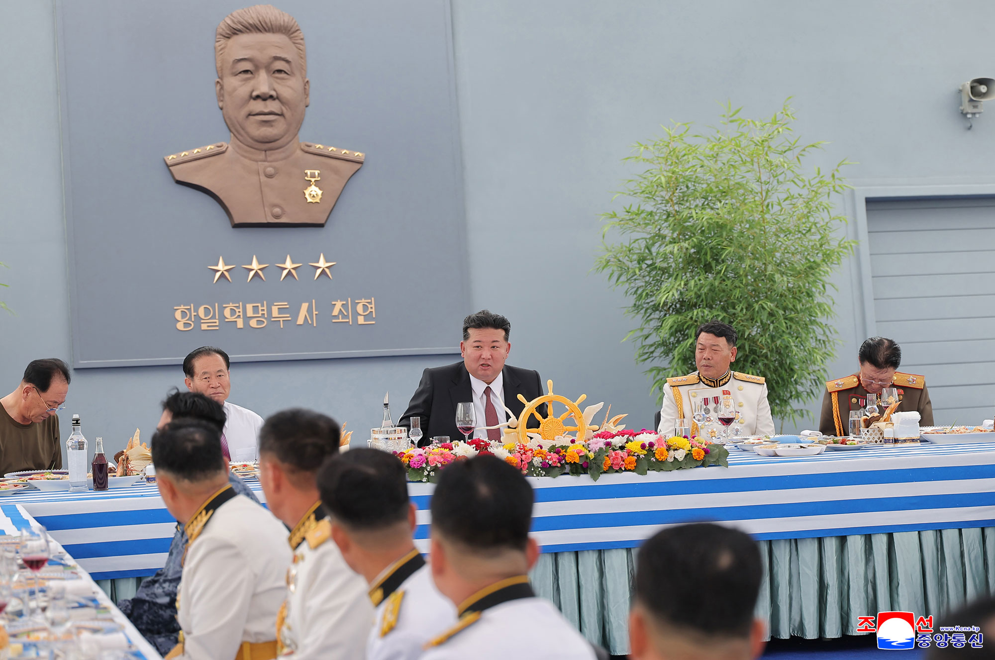 Der verehrte Genosse Kim Jong Un besichtigte nach dem Besichtigungsplan am zweiten Tag der Ausstellung von Waffen und Equipments „Entwicklung der Landesverteidigung–2025“ zusammen mit den Teilnehmern der Eröffnungsfeier den Zerstörer „Choe Hyon“