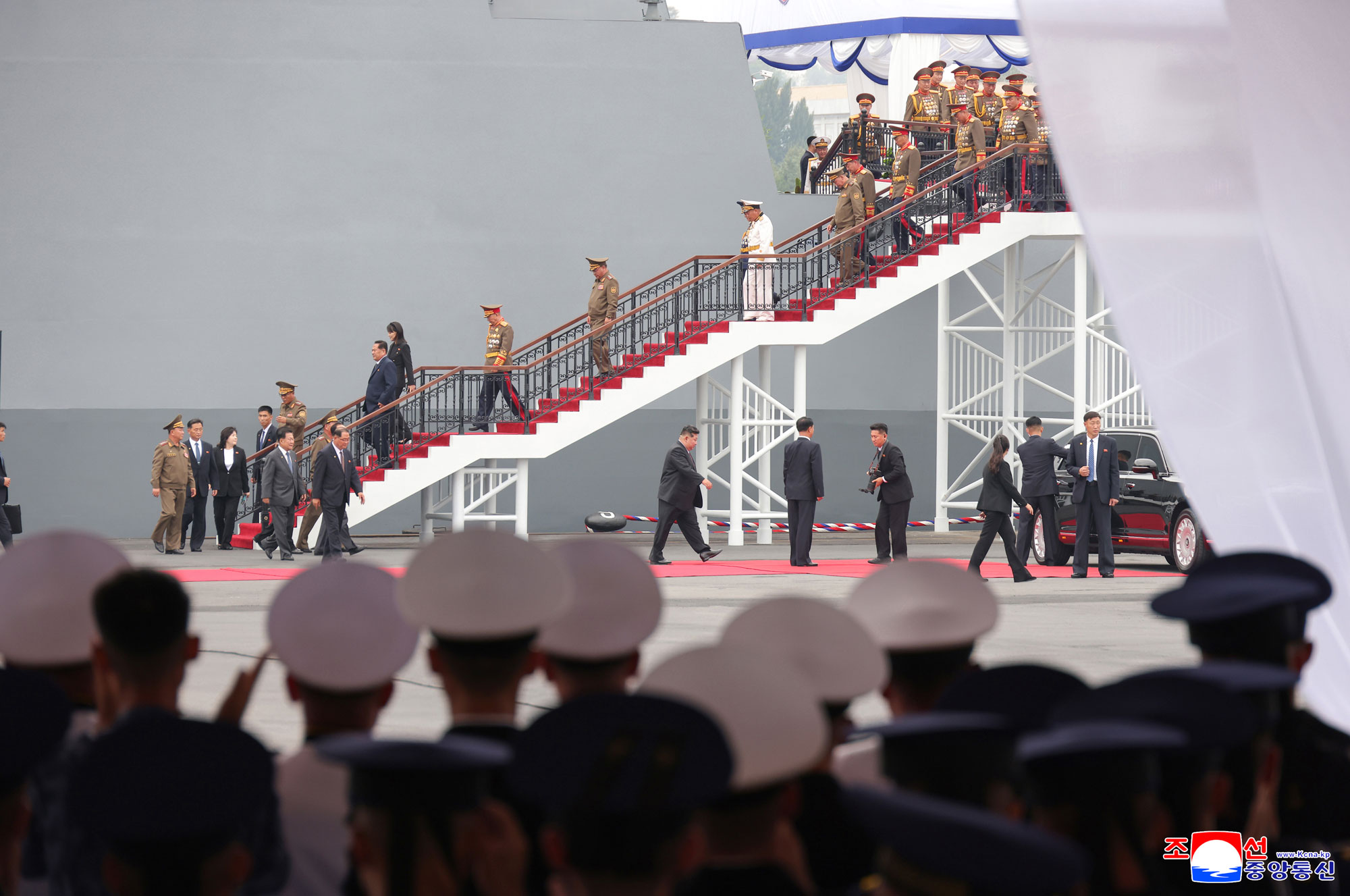 Der verehrte Genosse Kim Jong Un besichtigte nach dem Besichtigungsplan am zweiten Tag der Ausstellung von Waffen und Equipments „Entwicklung der Landesverteidigung–2025“ zusammen mit den Teilnehmern der Eröffnungsfeier den Zerstörer „Choe Hyon“