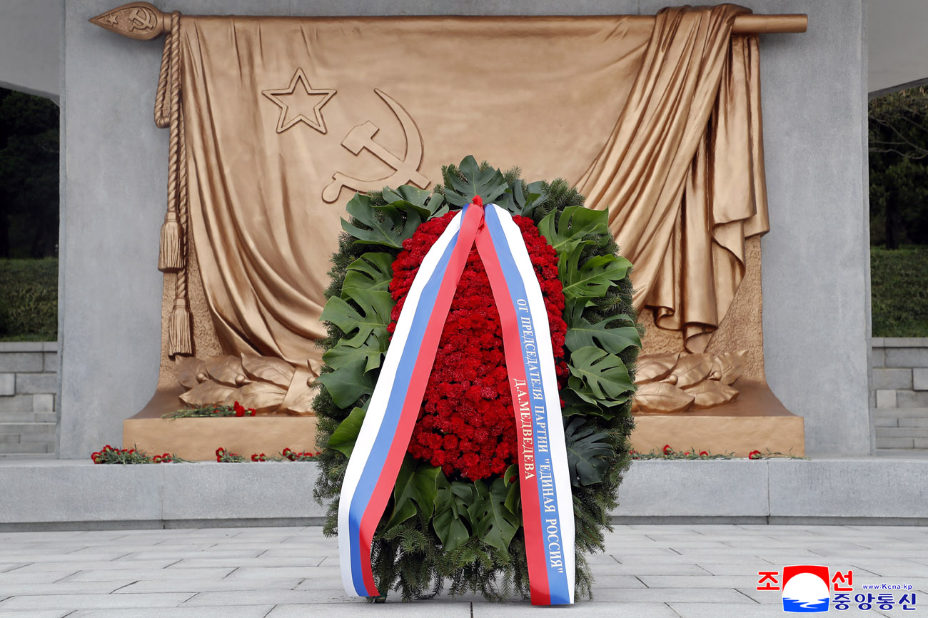 Делегация Всероссийской политической партии "Единая Россия" возложила венок к Монументу освобождения