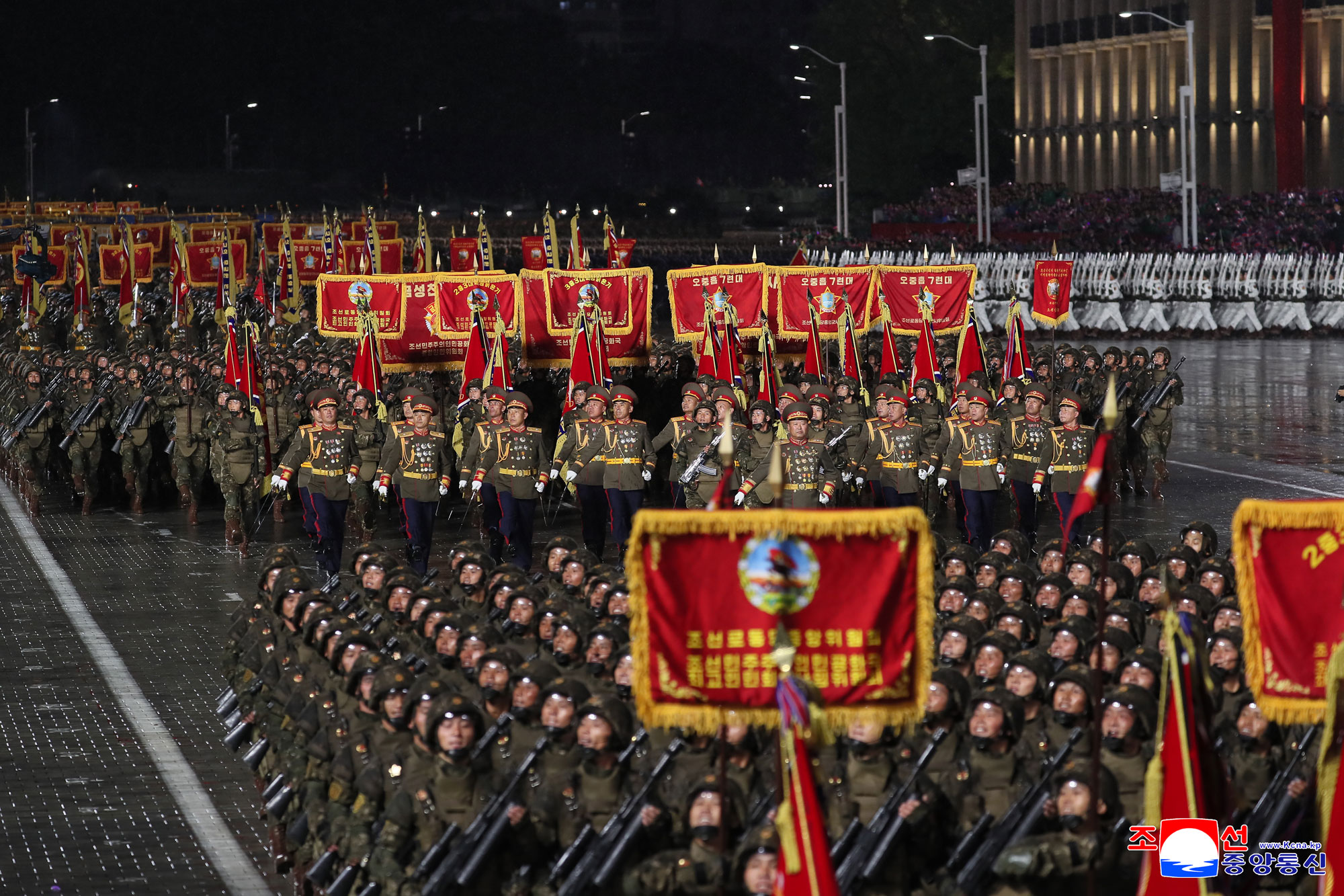 Торжественно прошел военный парад в честь 80-летия ТПК