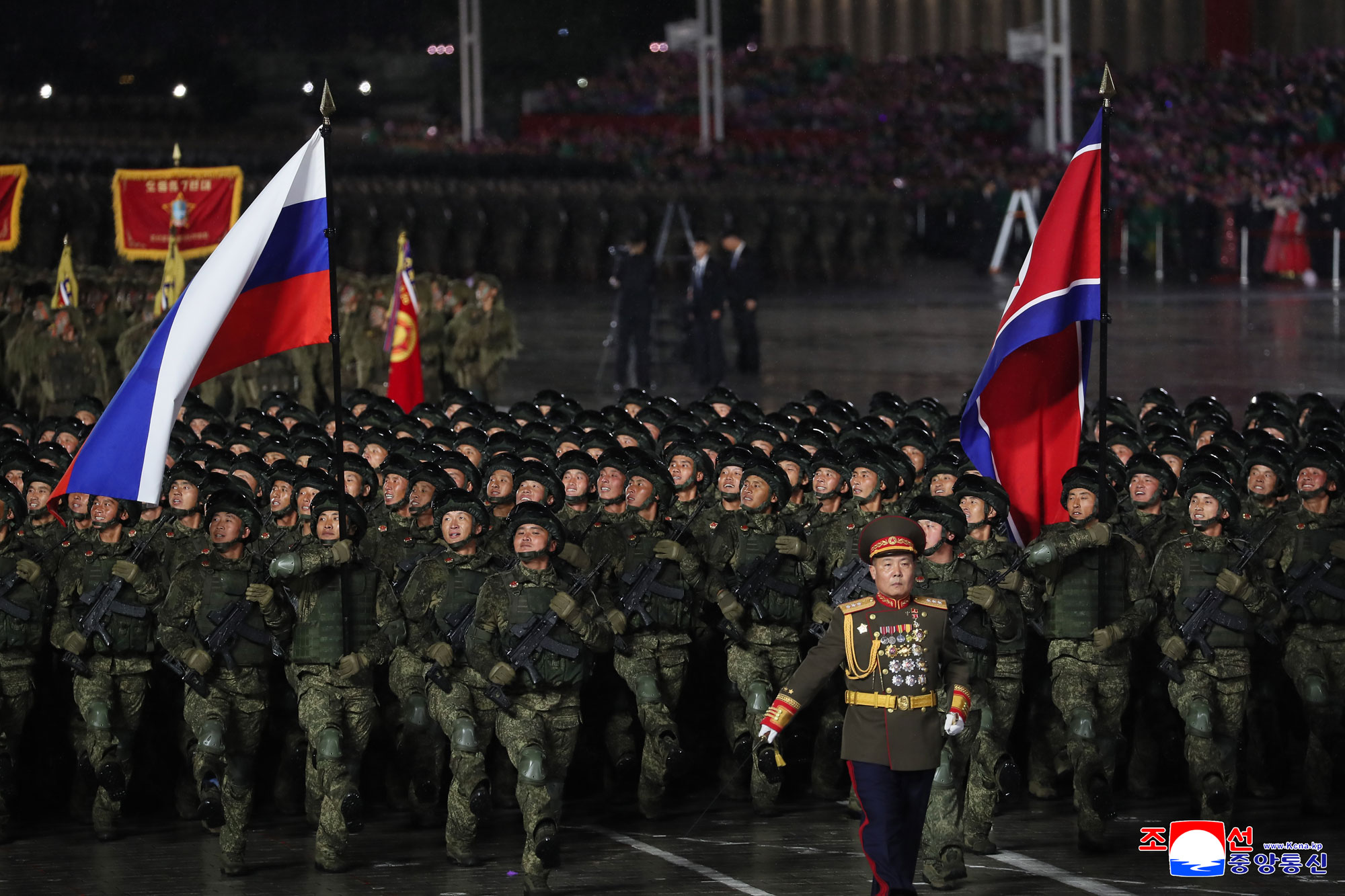 Торжественно прошел военный парад в честь 80-летия ТПК