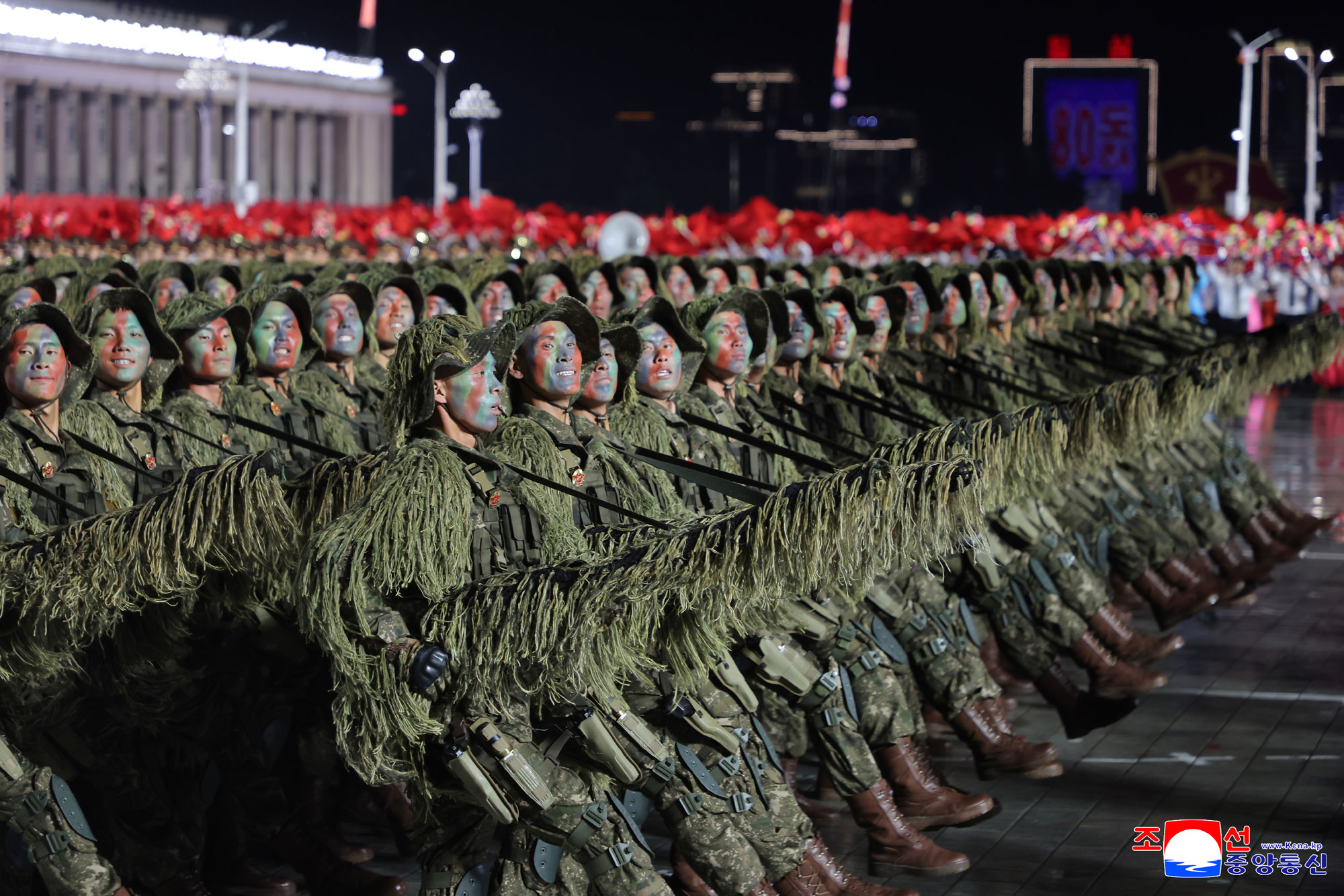 Торжественно прошел военный парад в честь 80-летия ТПК