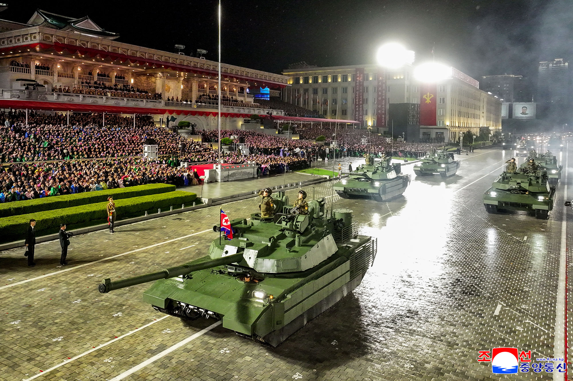 Торжественно прошел военный парад в честь 80-летия ТПК
