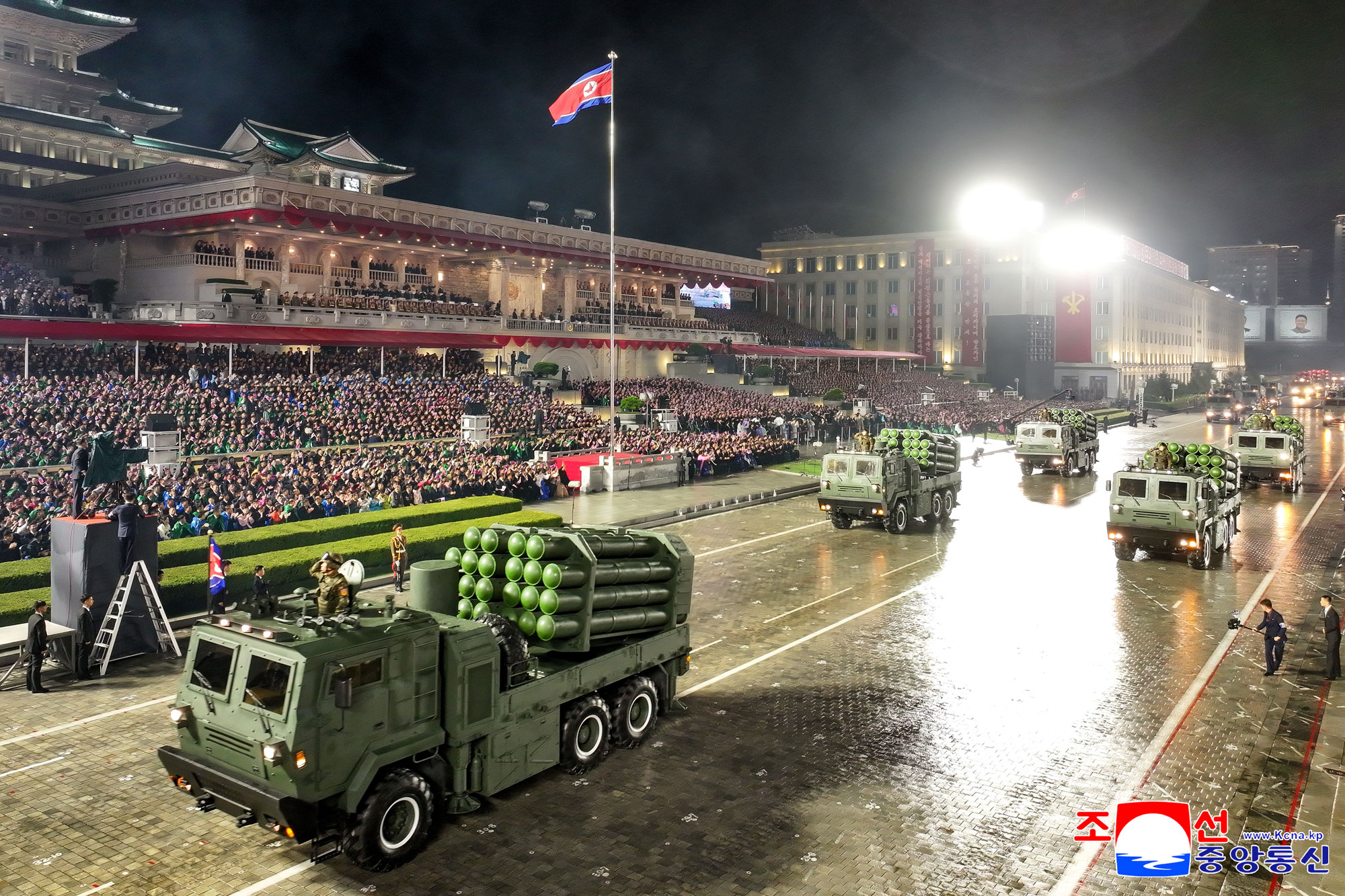 Торжественно прошел военный парад в честь 80-летия ТПК