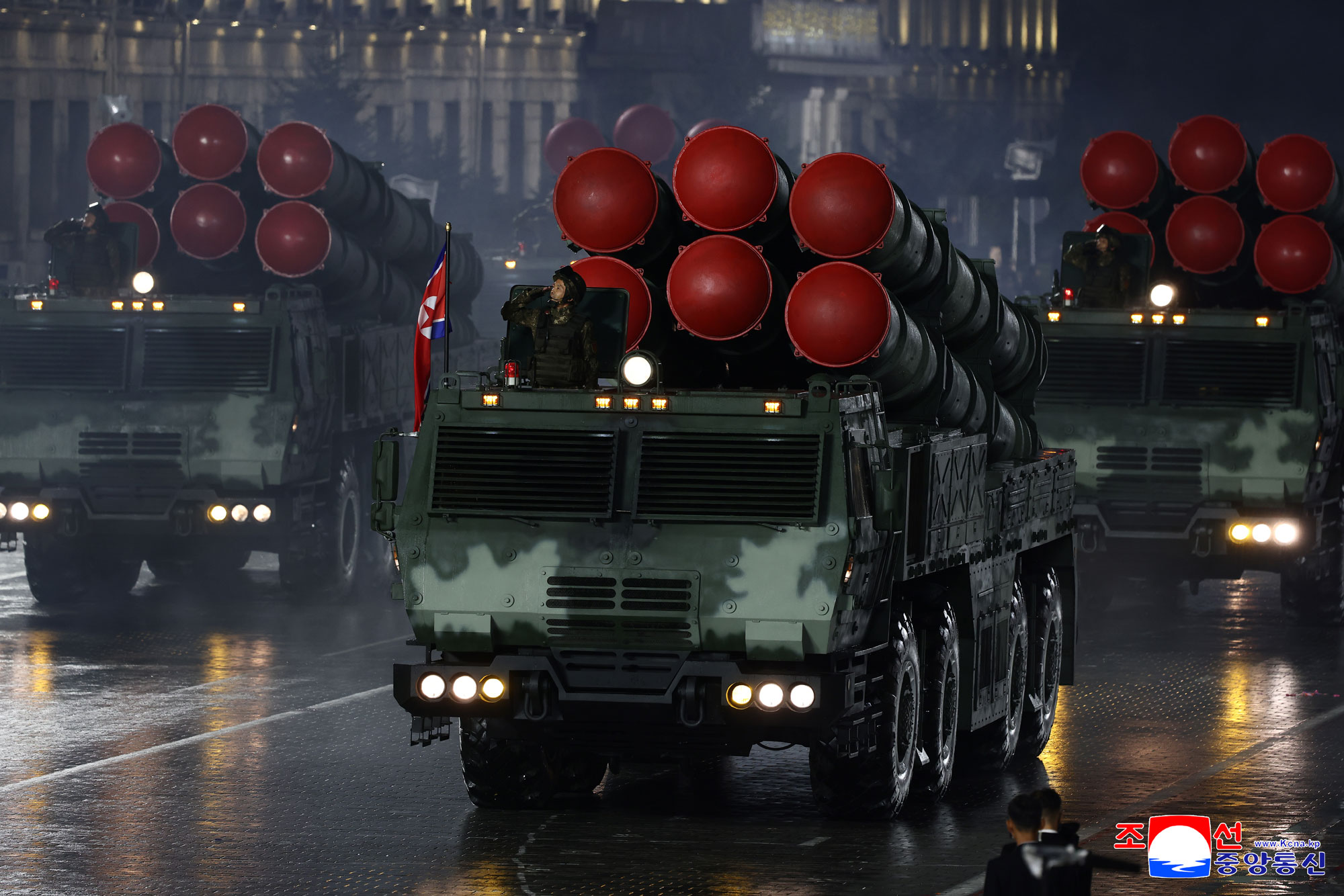 Торжественно прошел военный парад в честь 80-летия ТПК