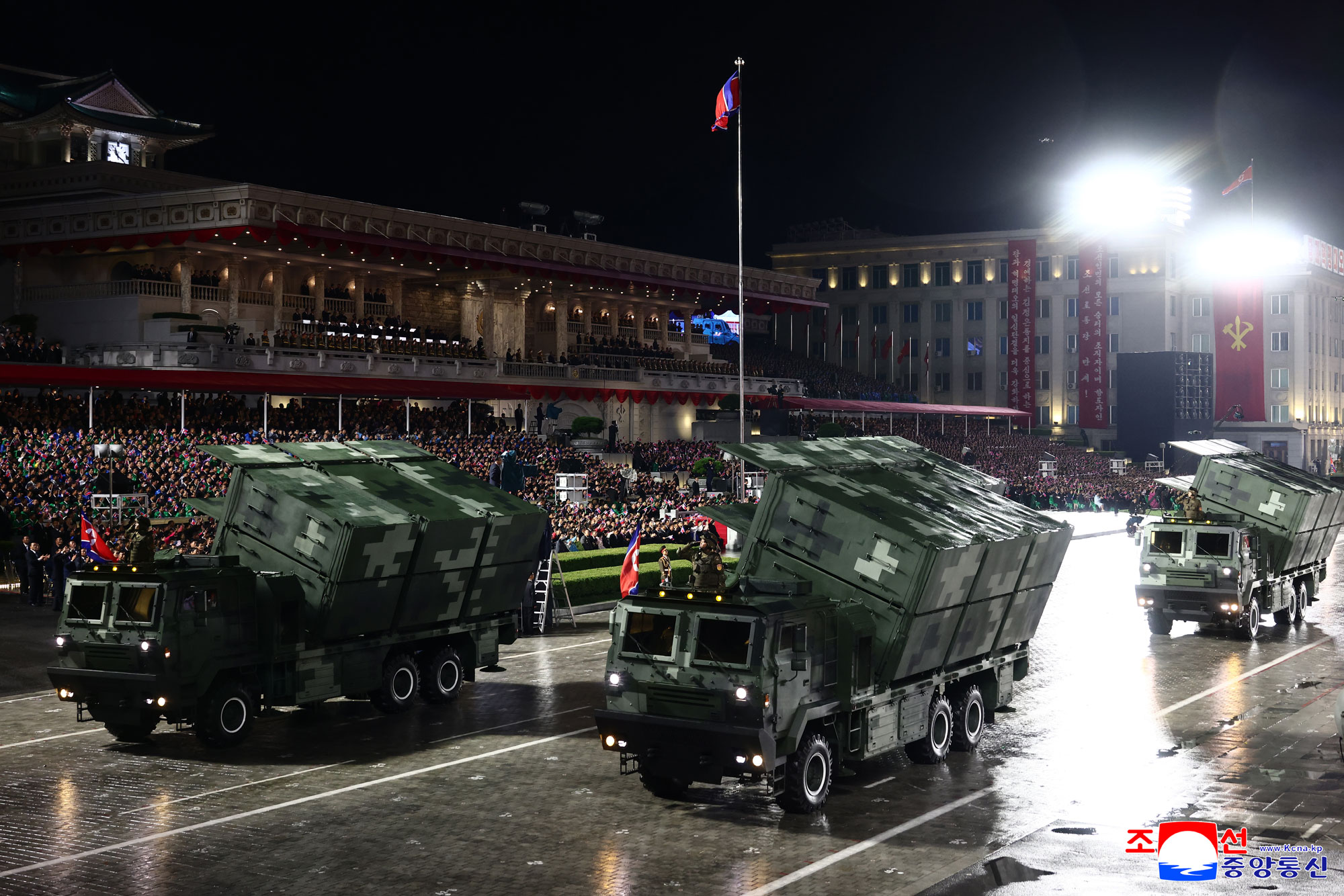 Торжественно прошел военный парад в честь 80-летия ТПК