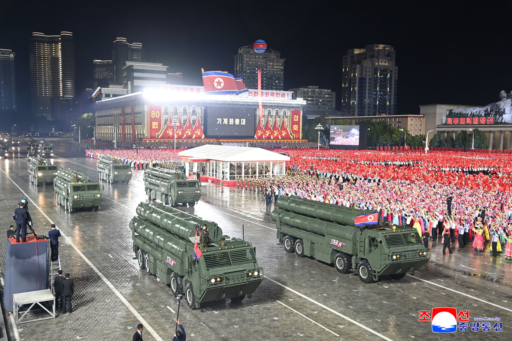 Торжественно прошел военный парад в честь 80-летия ТПК