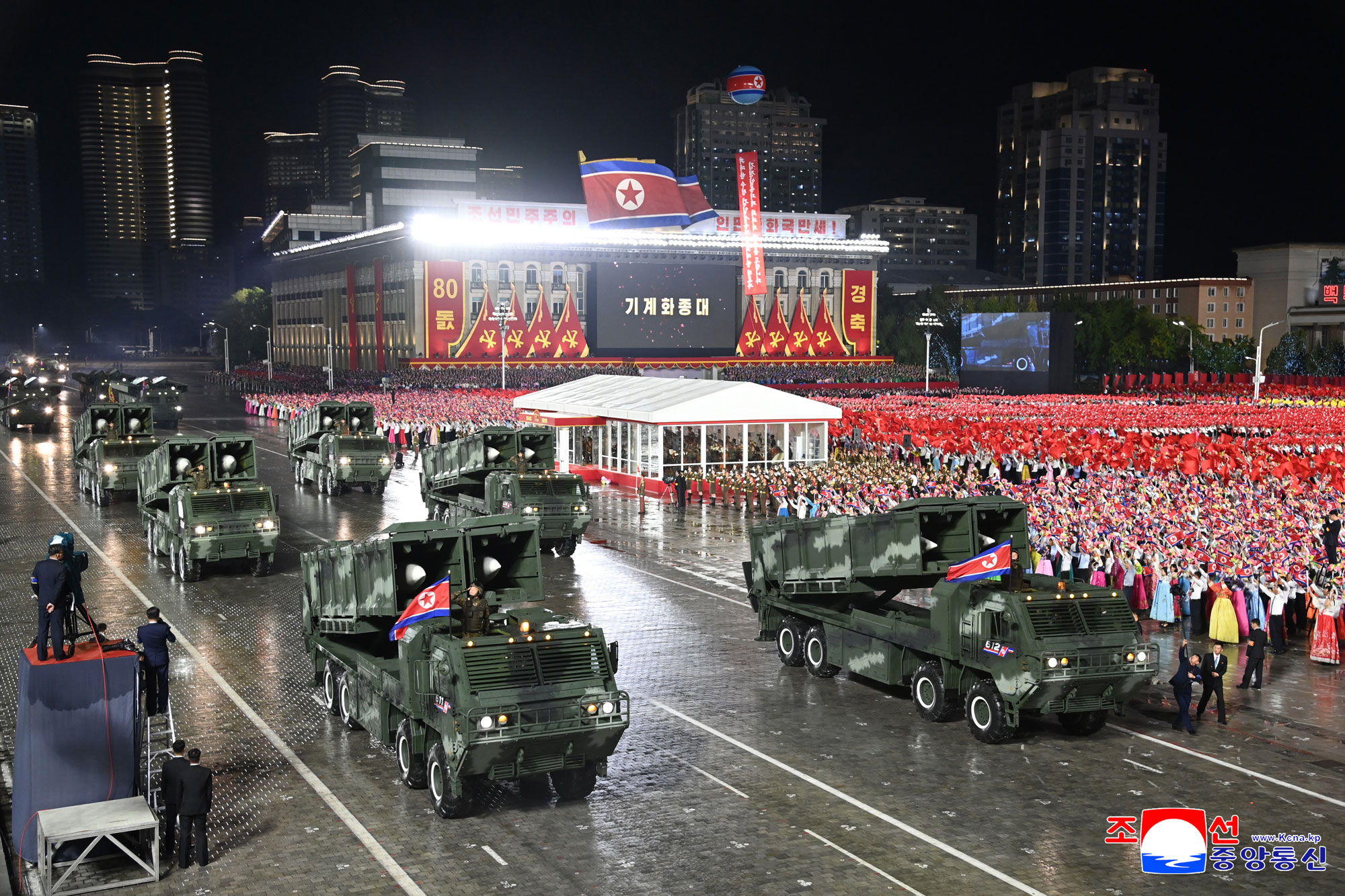 Торжественно прошел военный парад в честь 80-летия ТПК