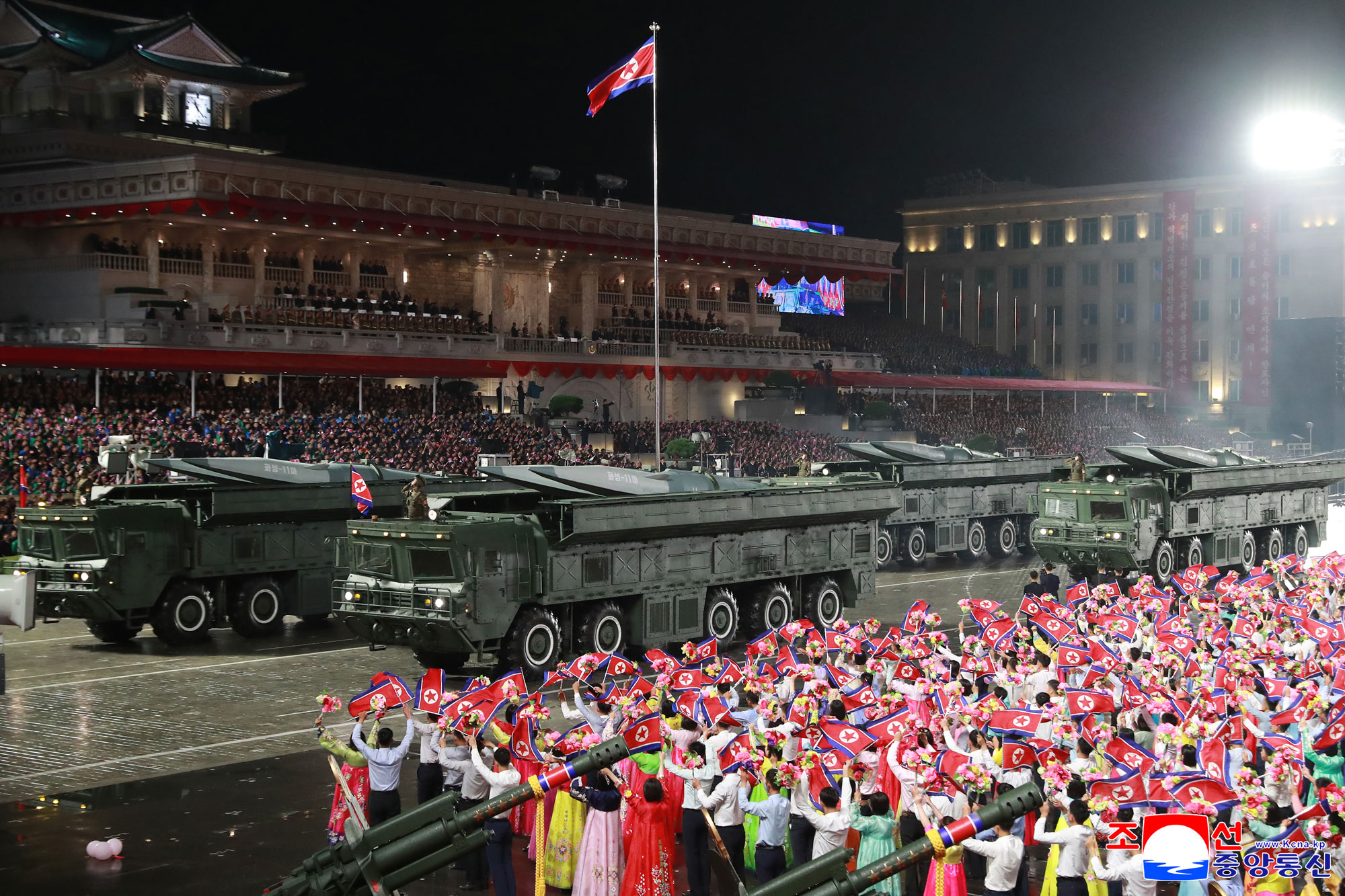 Торжественно прошел военный парад в честь 80-летия ТПК