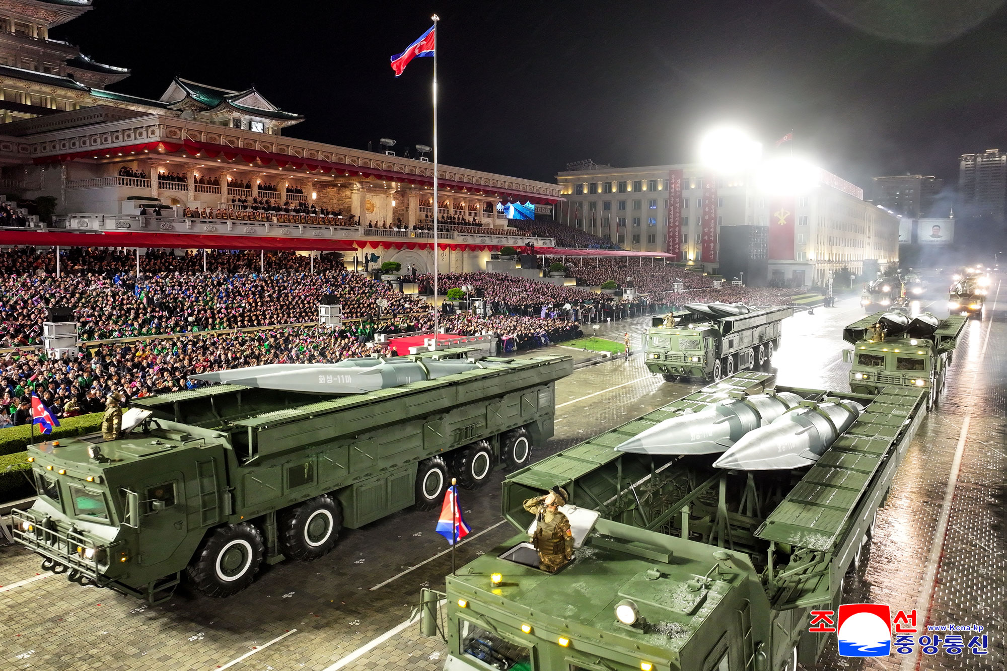 Торжественно прошел военный парад в честь 80-летия ТПК